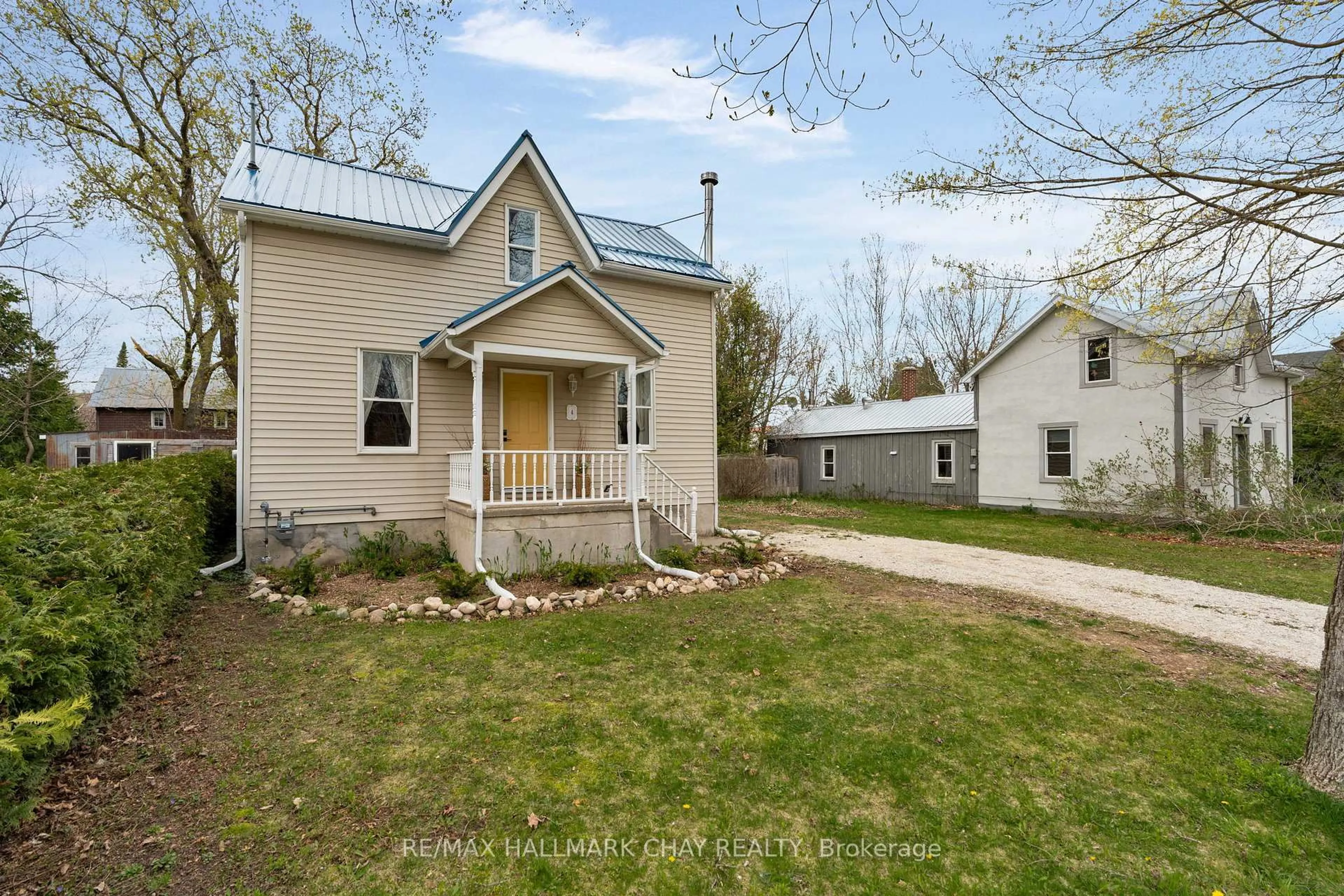 A pic from outside/outdoor area/front of a property/back of a property/a pic from drone, street for 4 Wellington St, Clearview Ontario L0M 1G0