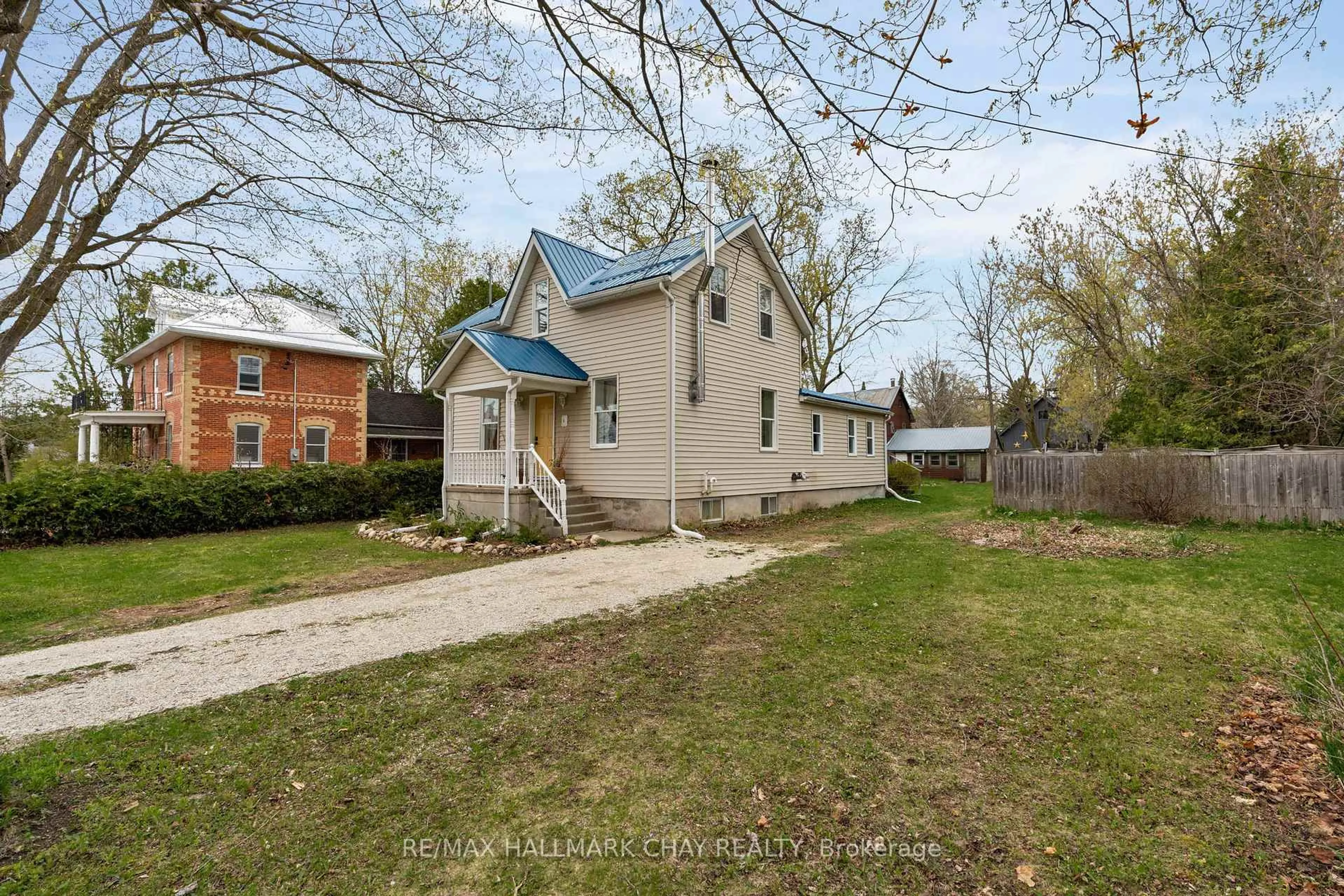 A pic from outside/outdoor area/front of a property/back of a property/a pic from drone, street for 4 Wellington St, Clearview Ontario L0M 1G0