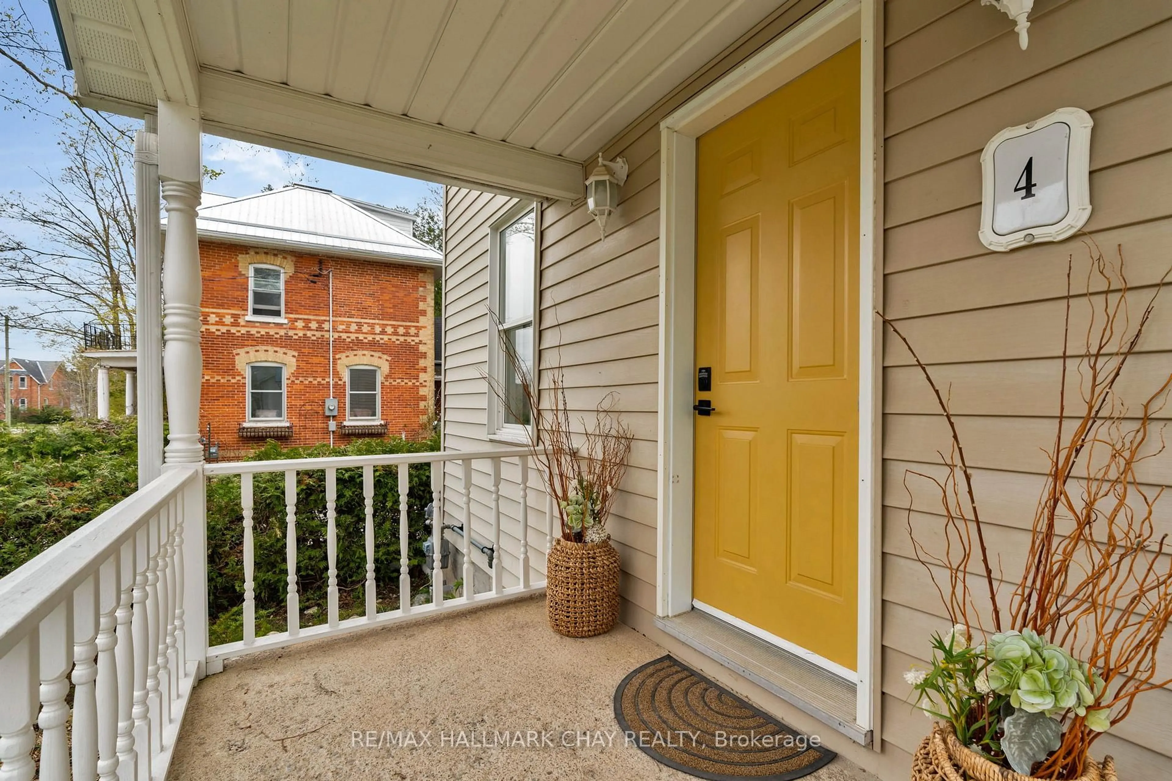 Indoor entryway for 4 Wellington St, Clearview Ontario L0M 1G0