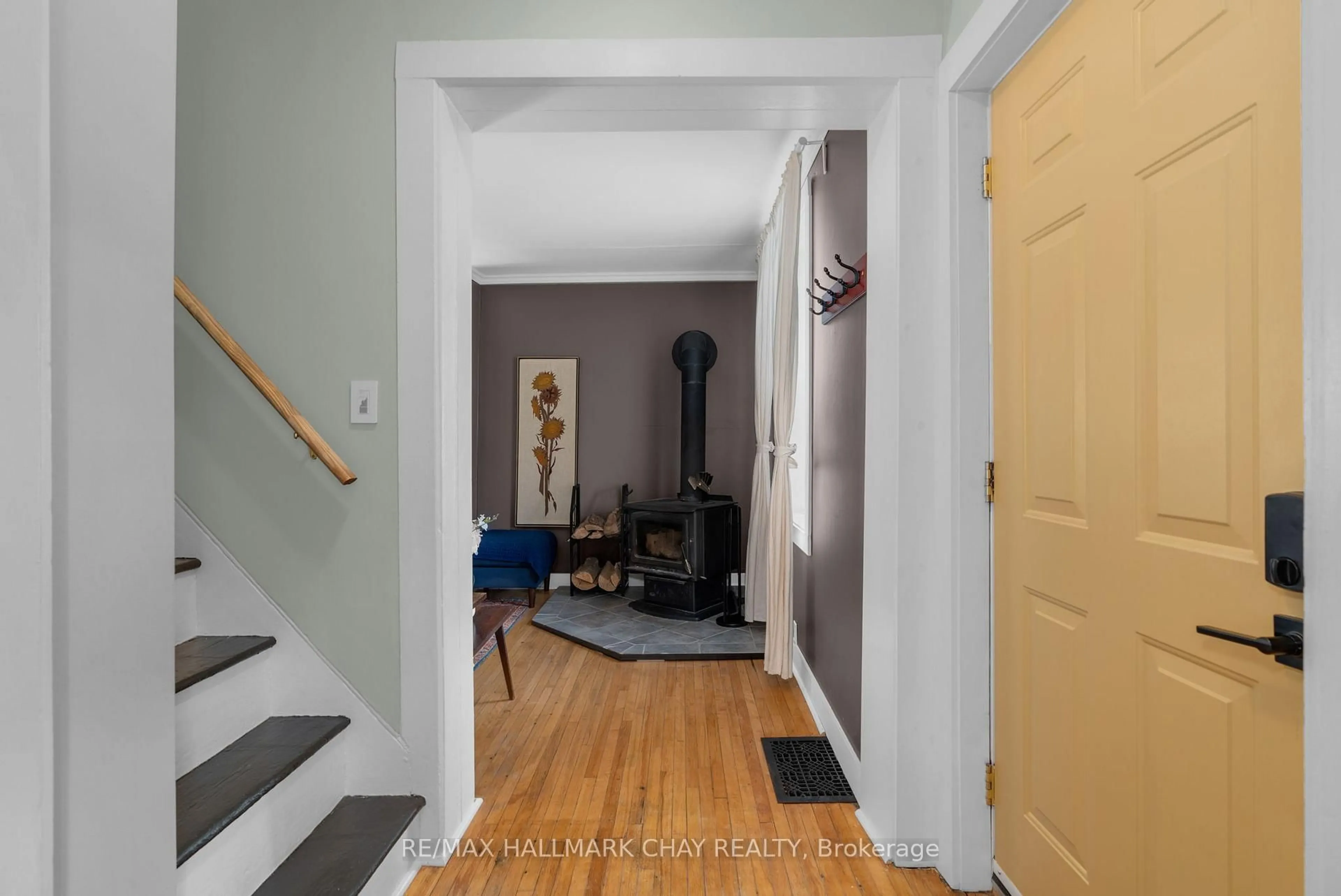 Indoor entryway for 4 Wellington St, Clearview Ontario L0M 1G0