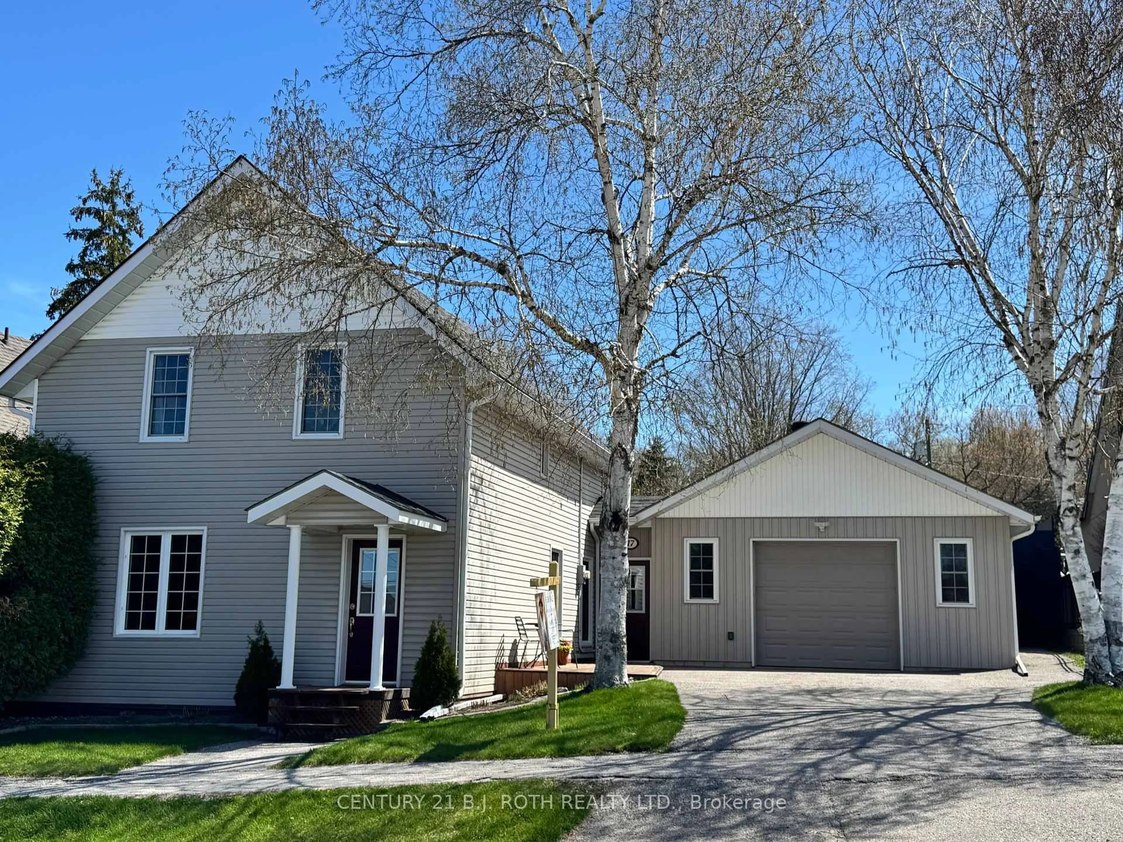 Home with vinyl exterior material, street for 17 Peel St, Penetanguishene Ontario L9M 1A5