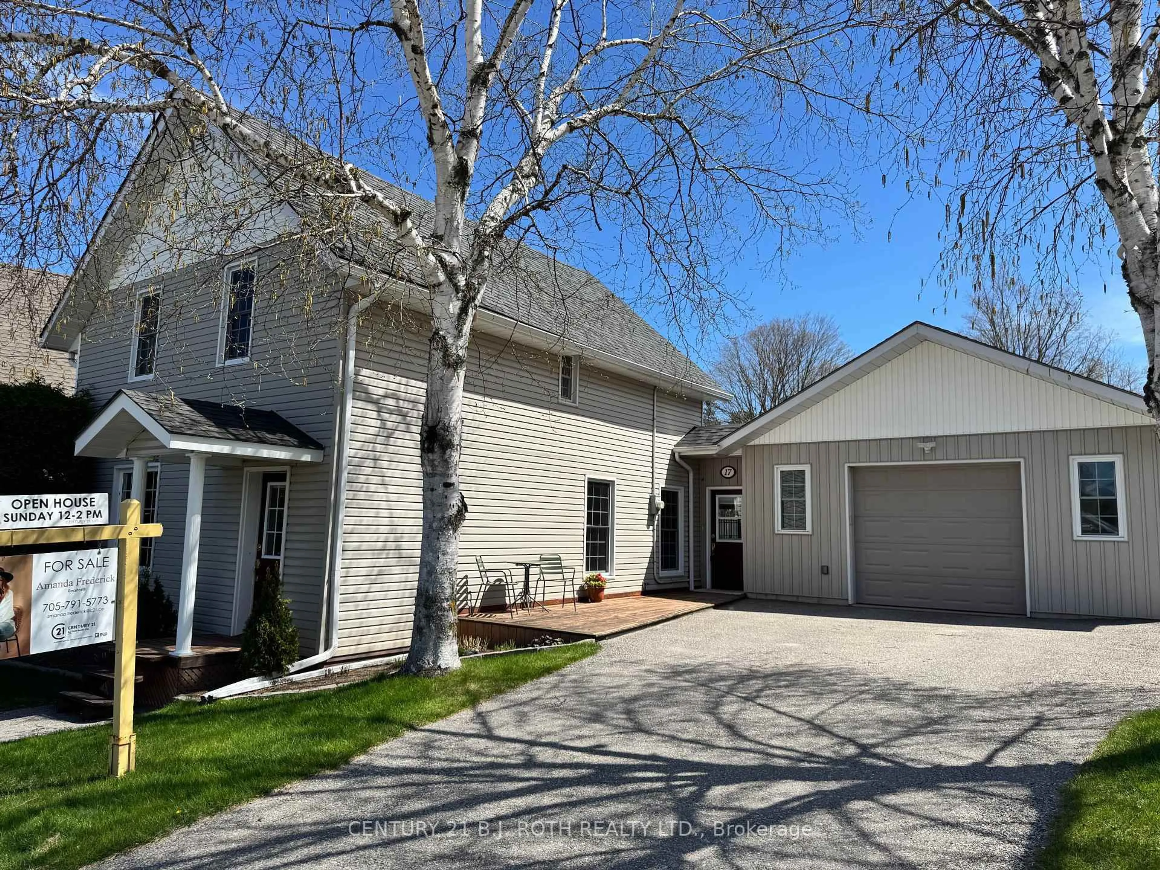A pic from outside/outdoor area/front of a property/back of a property/a pic from drone, street for 17 Peel St, Penetanguishene Ontario L9M 1A5