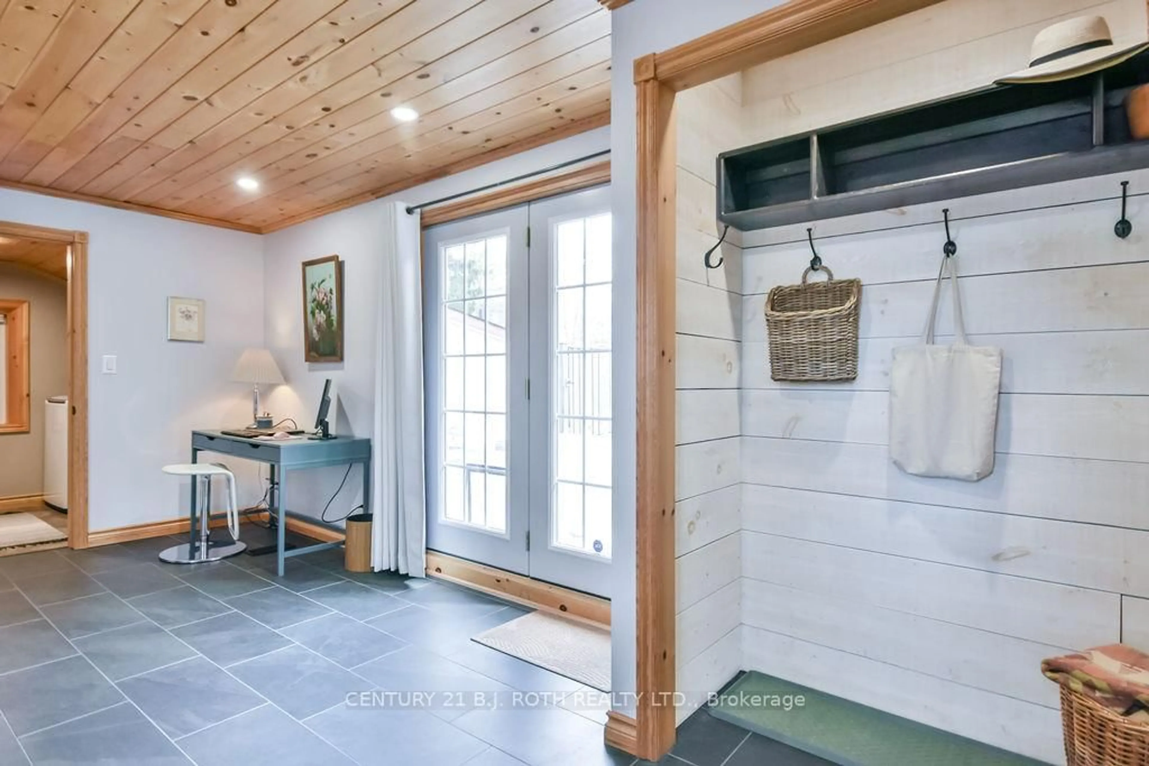 Indoor entryway for 17 Peel St, Penetanguishene Ontario L9M 1A5