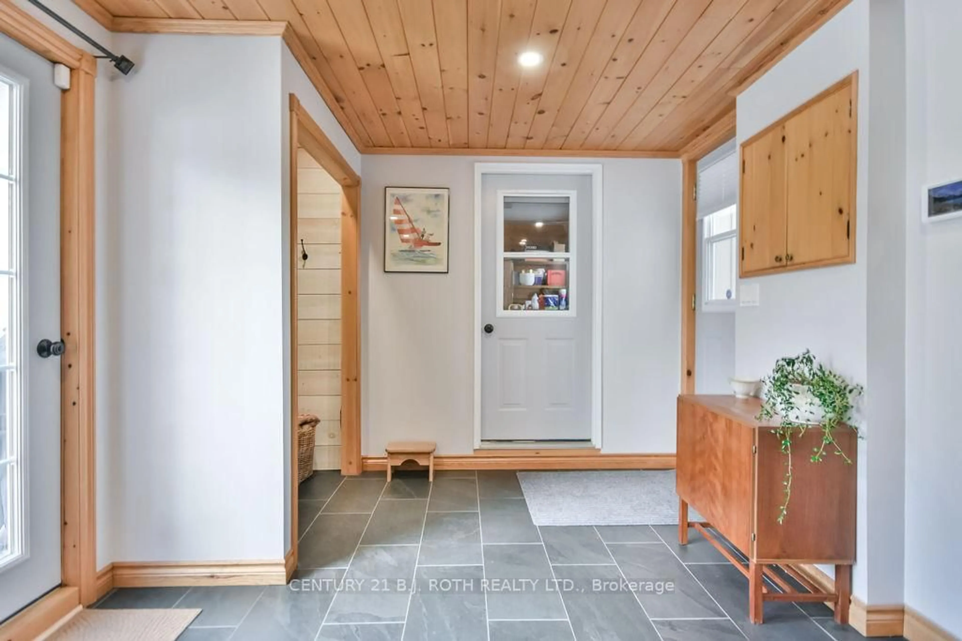 Indoor entryway for 17 Peel St, Penetanguishene Ontario L9M 1A5