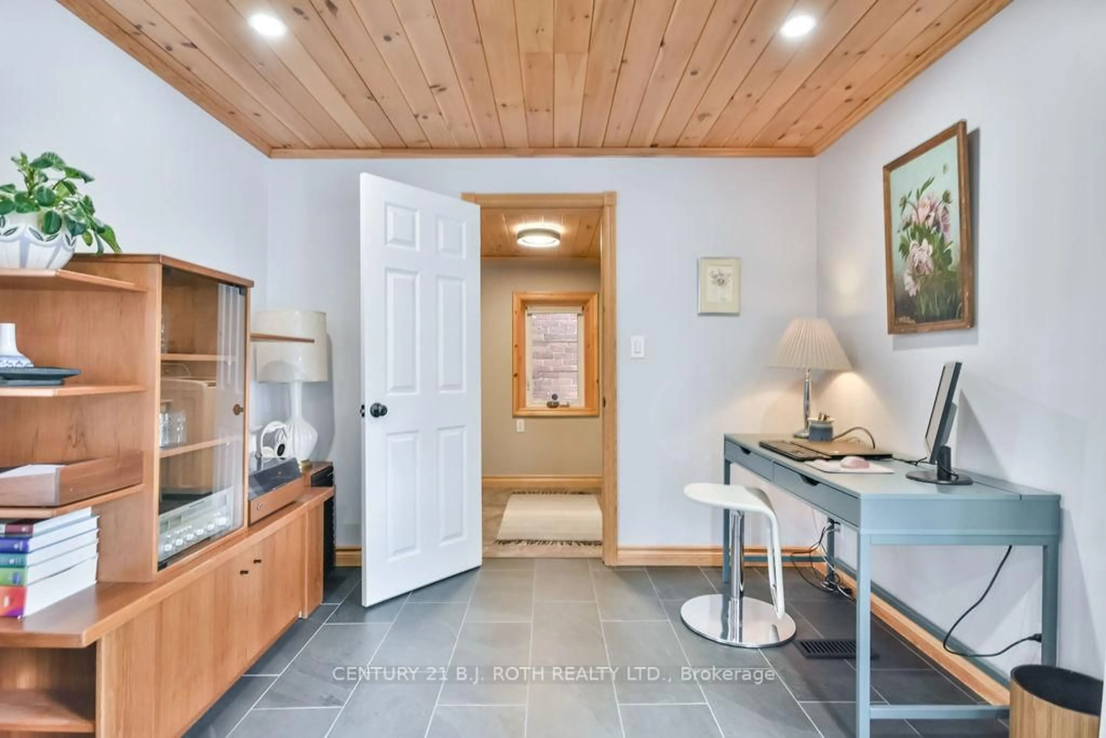 Indoor entryway for 17 Peel St, Penetanguishene Ontario L9M 1A5