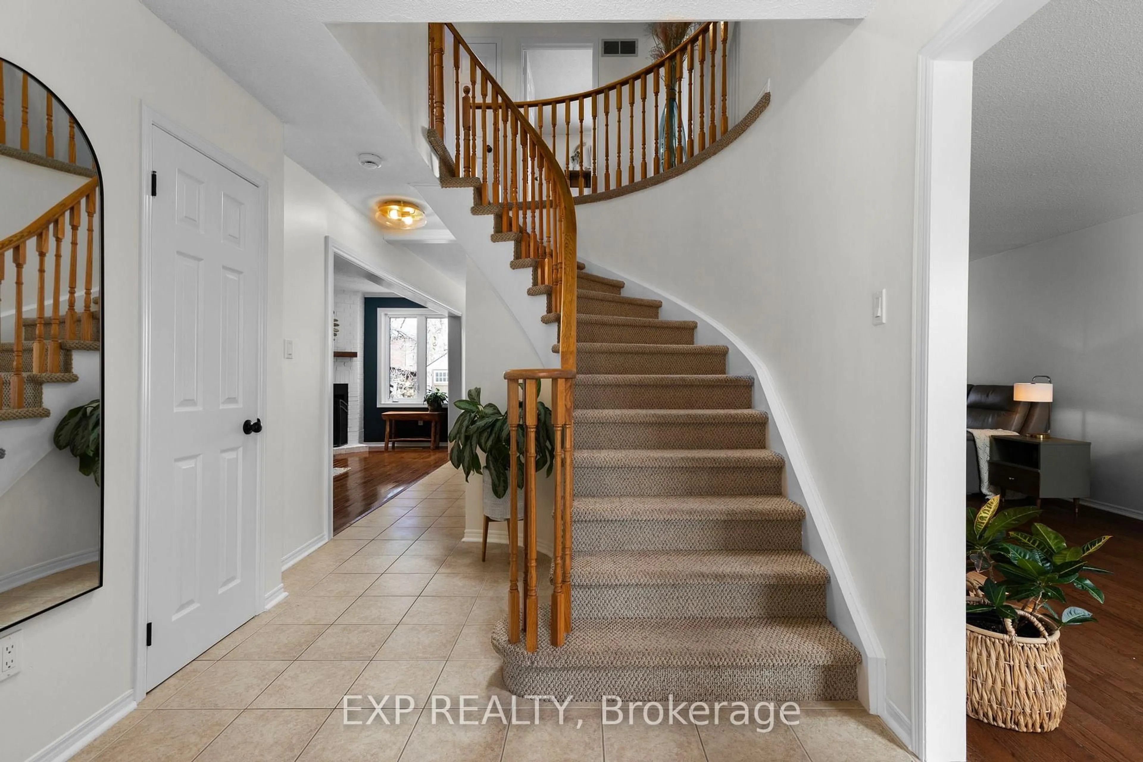 Indoor entryway for 255 Hickling Tr, Barrie Ontario L4M 5W9