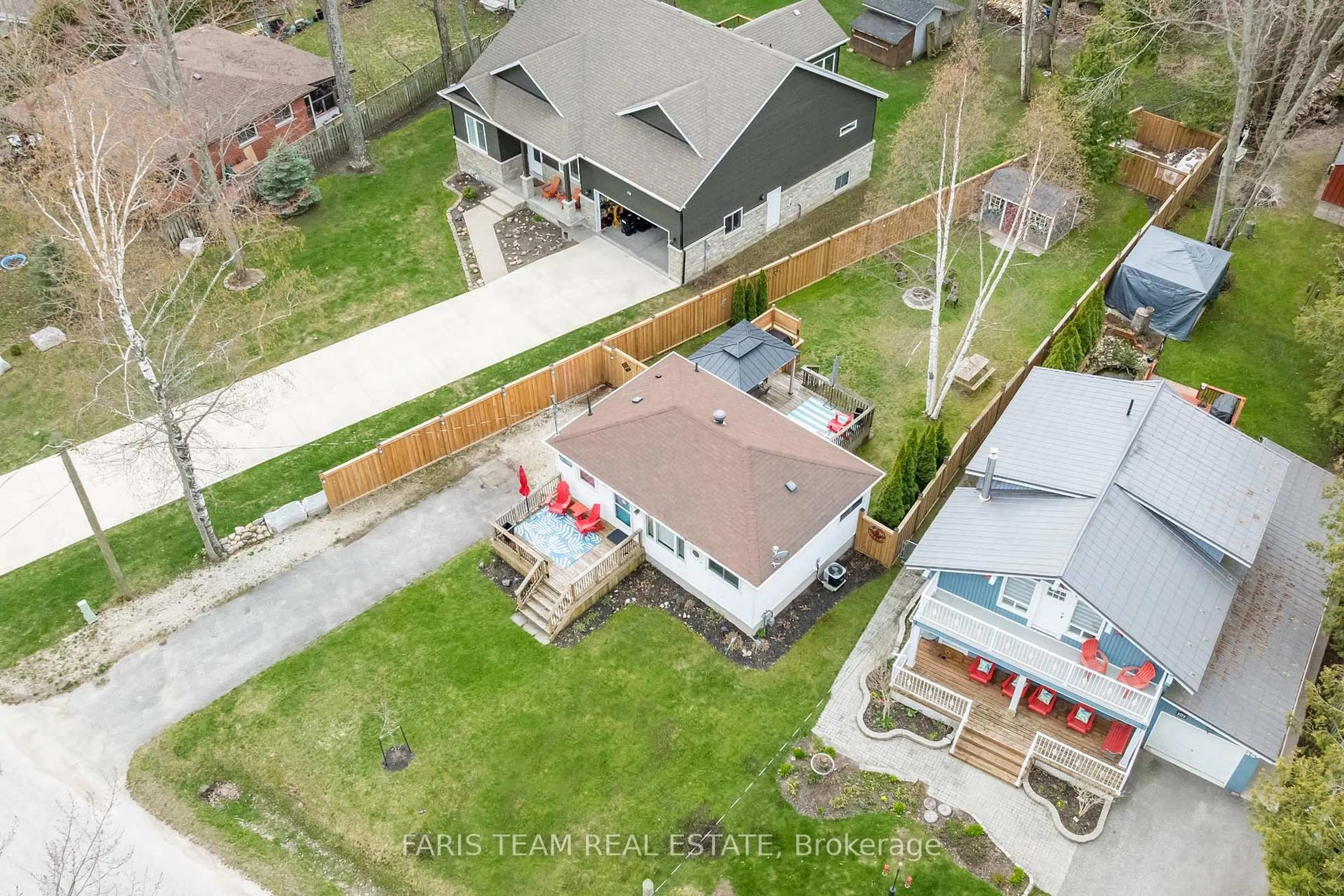 A pic from outside/outdoor area/front of a property/back of a property/a pic from drone, street for 40 41st St, Wasaga Beach Ontario L9Z 1Z6