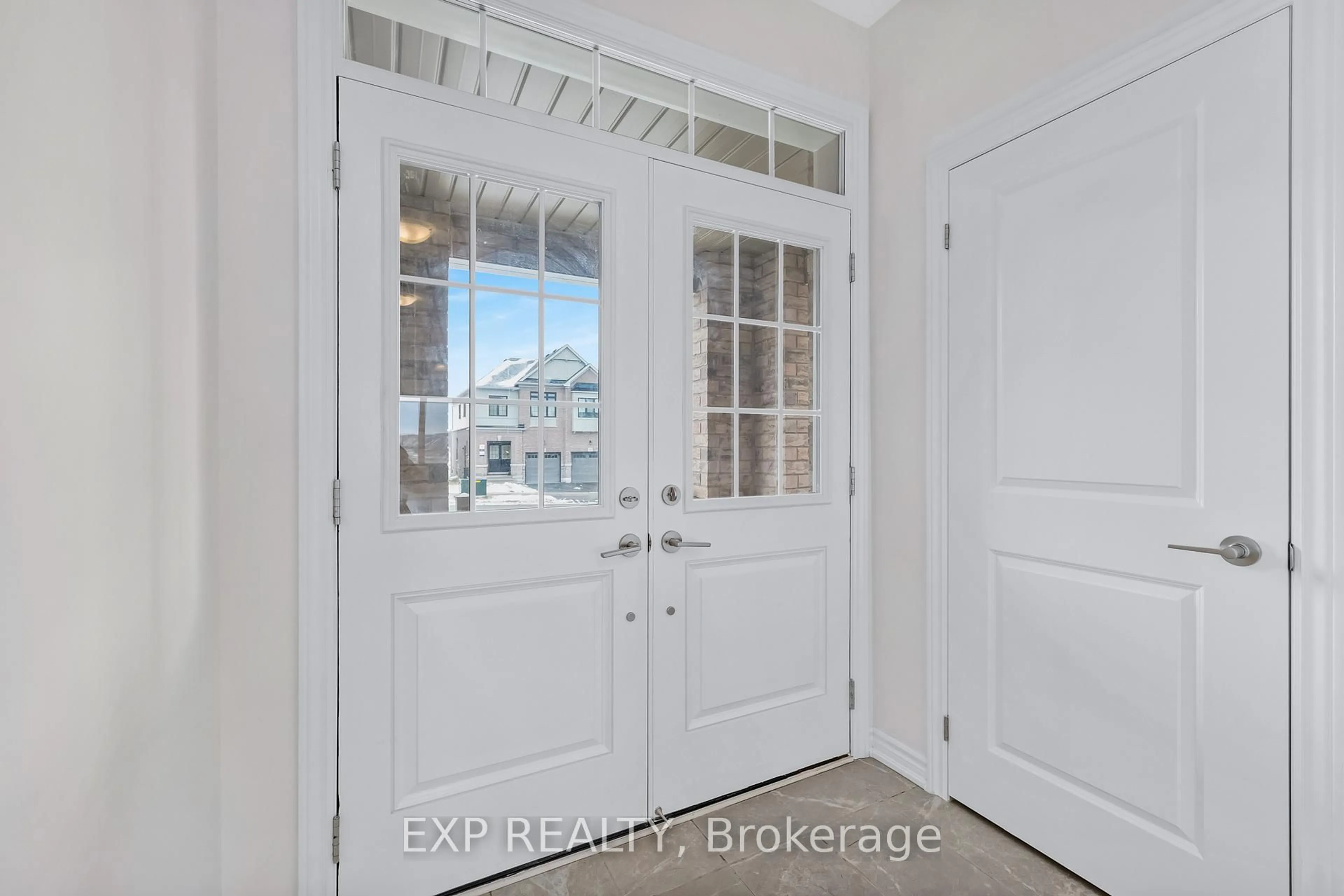 Indoor entryway for 22 Greer St, Barrie Ontario L9S 2Z5