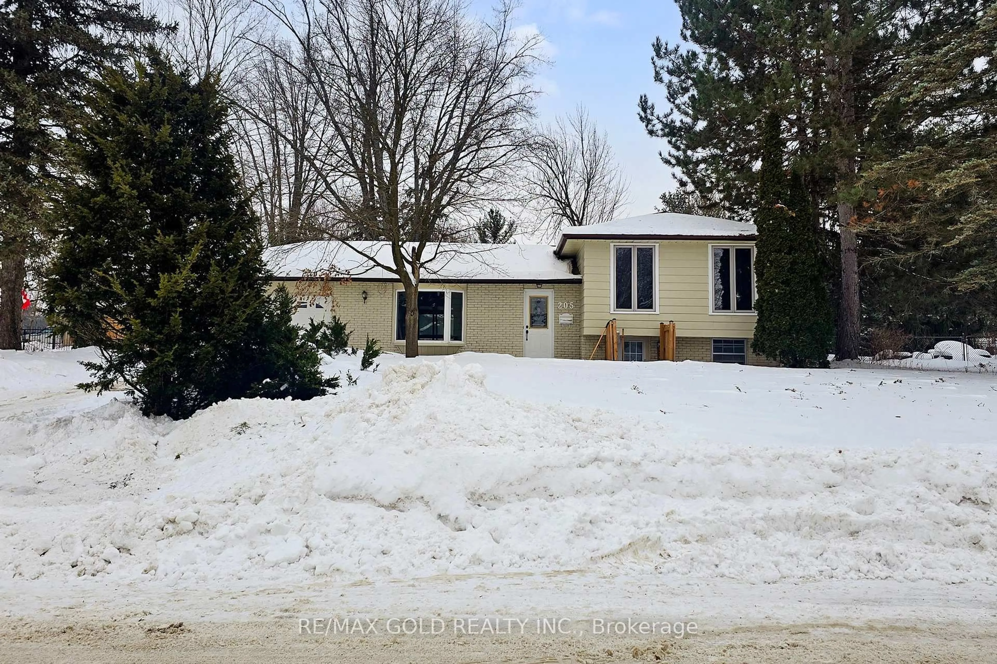 A pic from outside/outdoor area/front of a property/back of a property/a pic from drone, street for 205 Cherry Crt, Barrie Ontario L4N 4A5