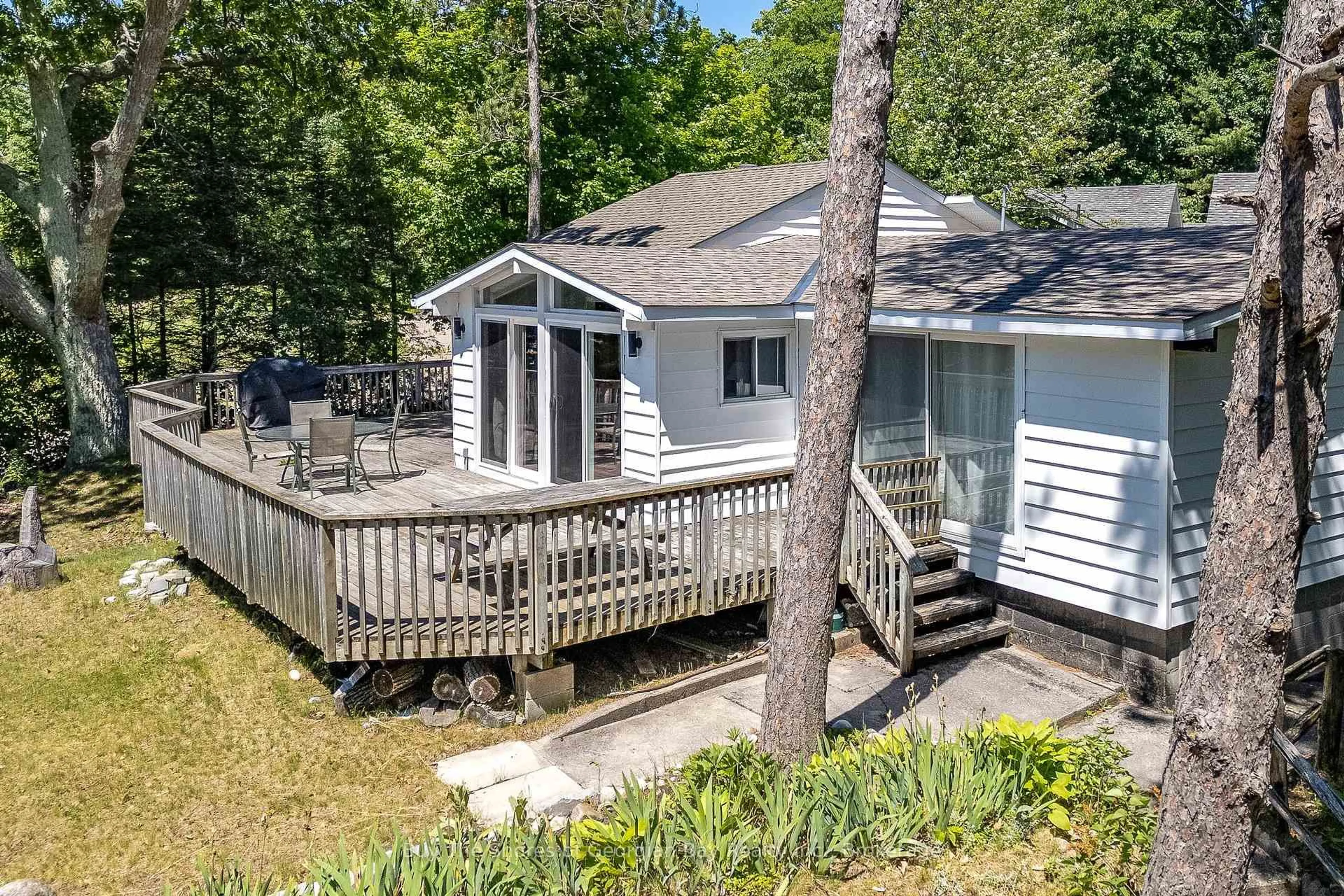 A pic from outside/outdoor area/front of a property/back of a property/a pic from drone, water/lake/river/ocean view for 8 NASSAU Crt, Tiny Ontario L9M 0H3
