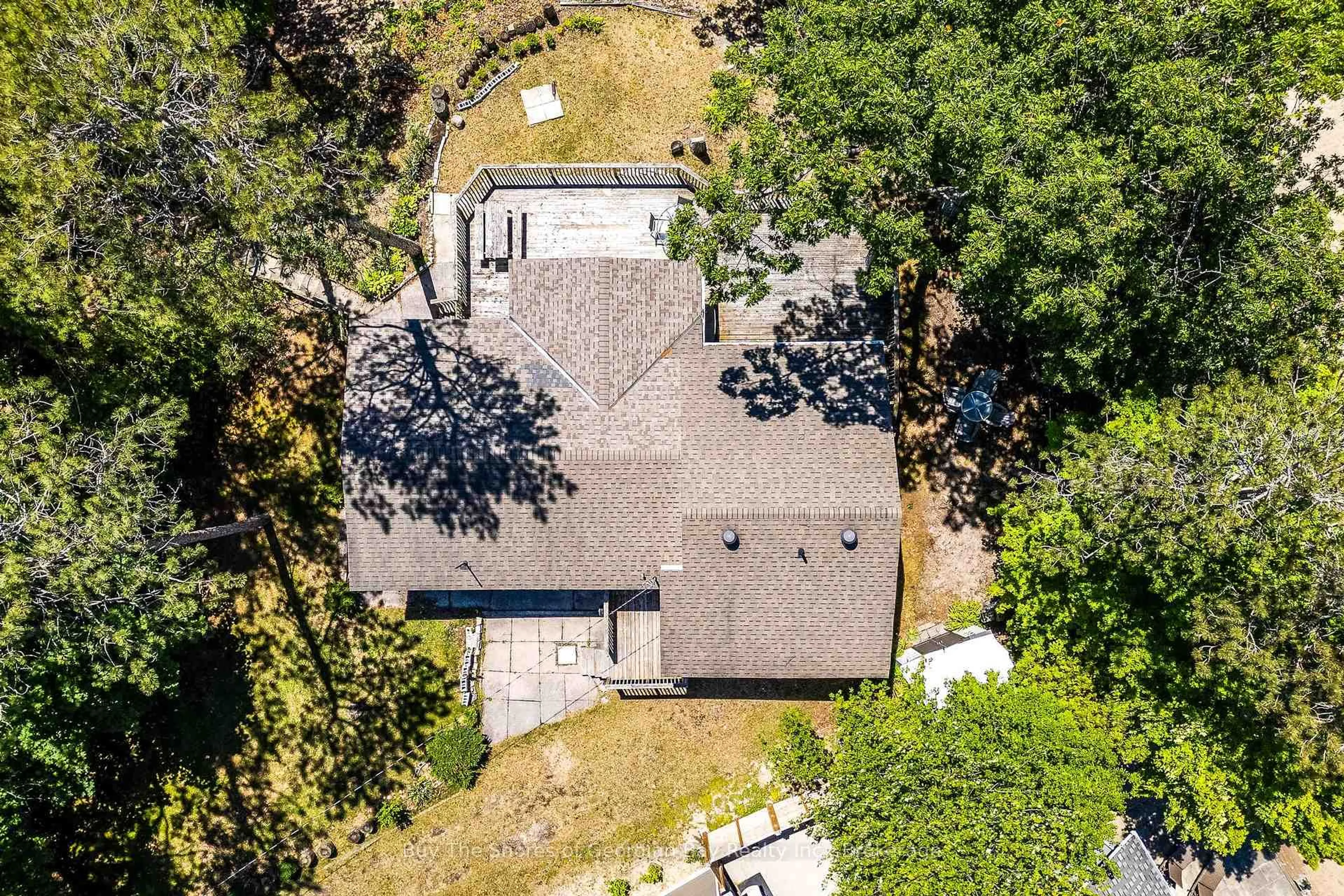 A pic from outside/outdoor area/front of a property/back of a property/a pic from drone, unknown for 8 NASSAU Crt, Tiny Ontario L9M 0H3