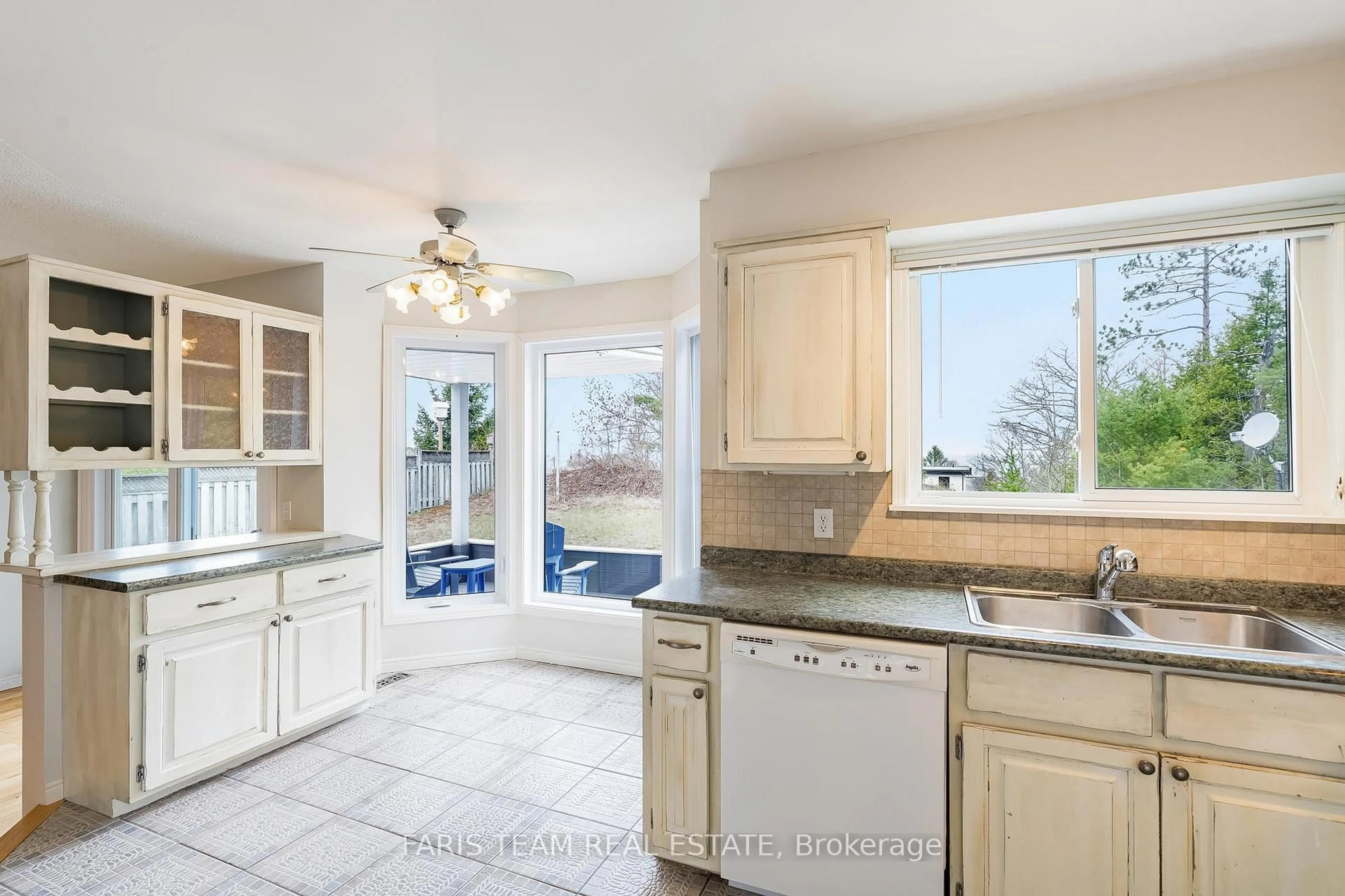Open concept kitchen, ceramic/tile floor for 8 Glen Forest Tr, Tiny Ontario L0L 2T0