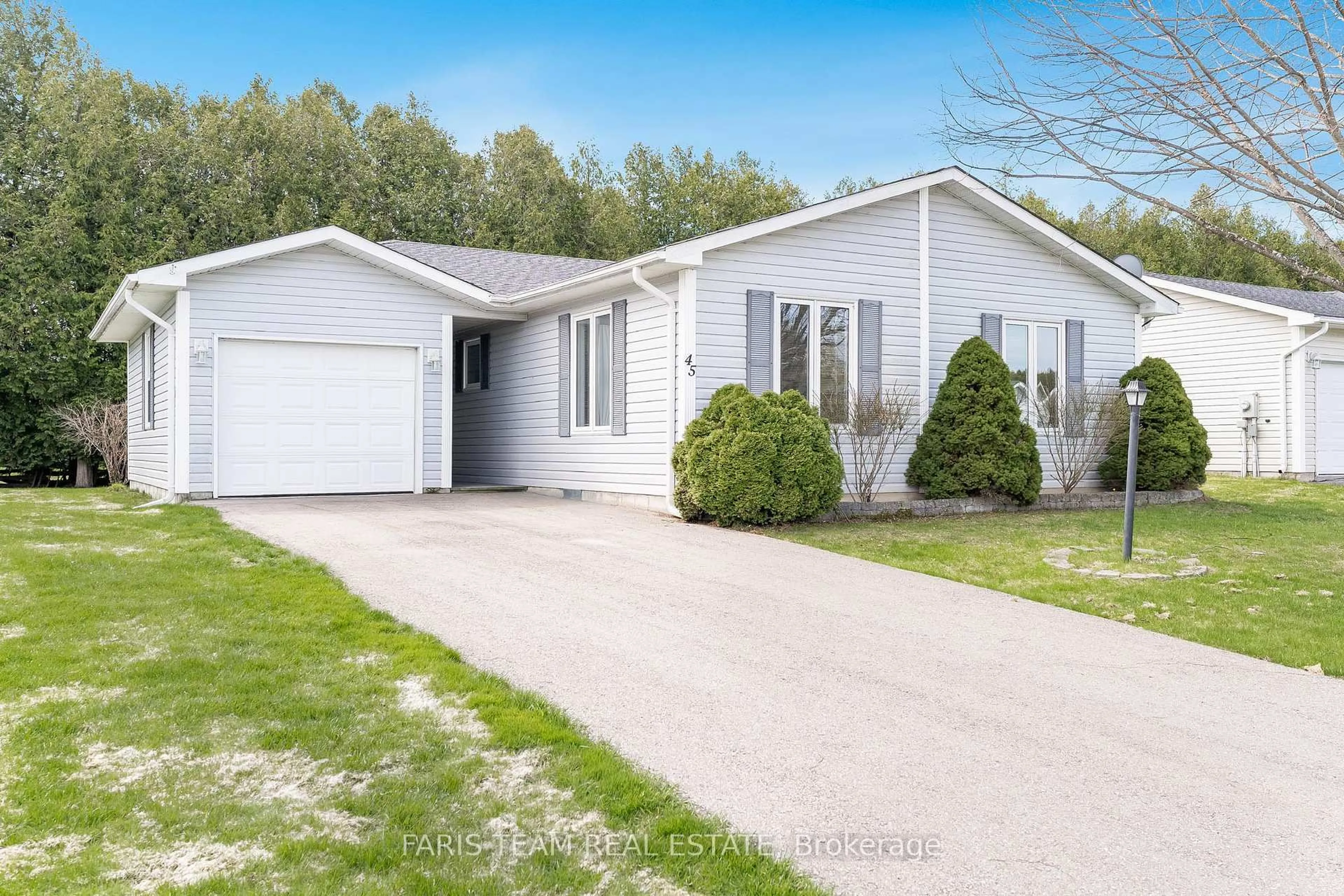 Home with vinyl exterior material, street for 45 St James Pl, Wasaga Beach Ontario L9Z 3A8