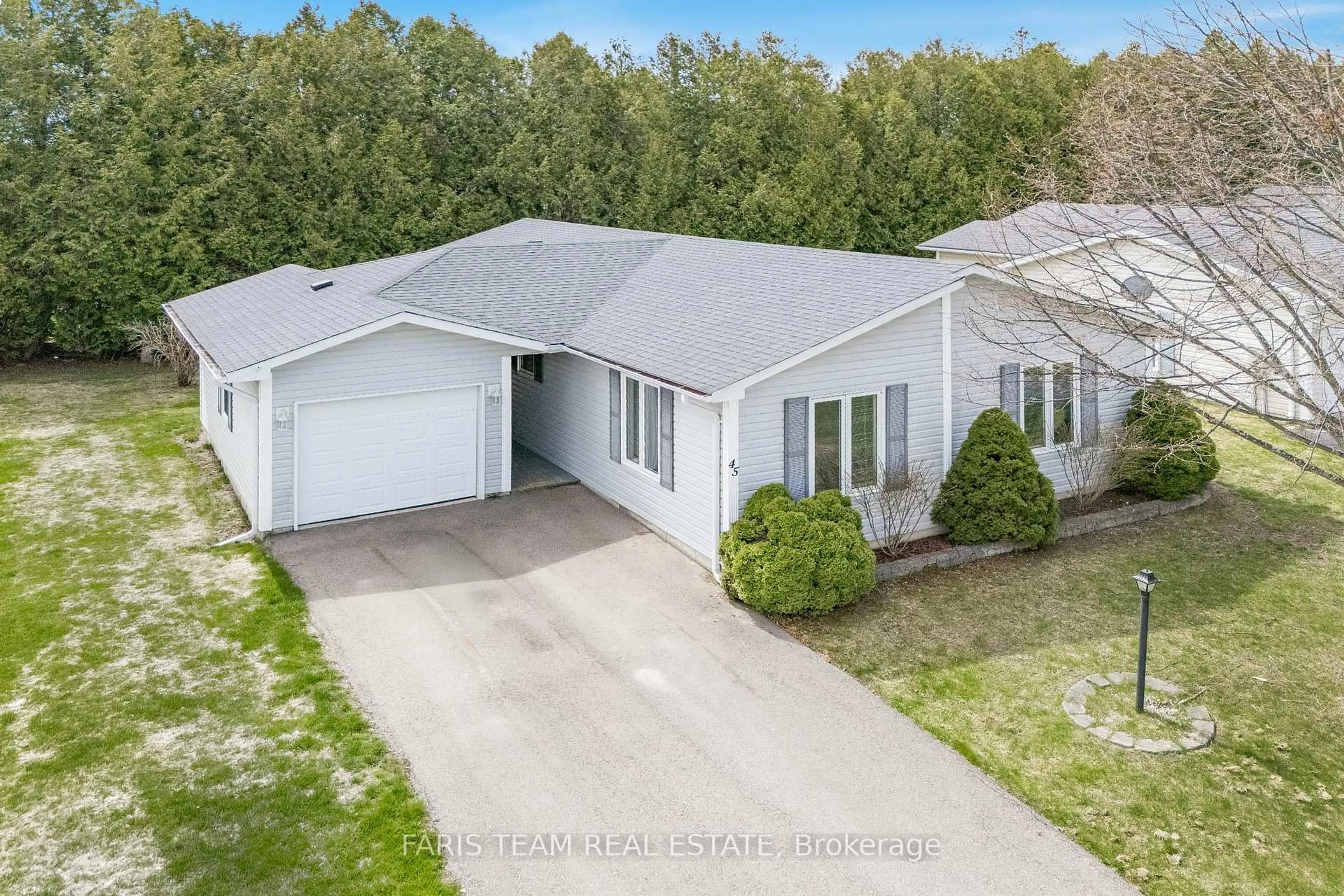 A pic from outside/outdoor area/front of a property/back of a property/a pic from drone, street for 45 St James Pl, Wasaga Beach Ontario L9Z 3A8