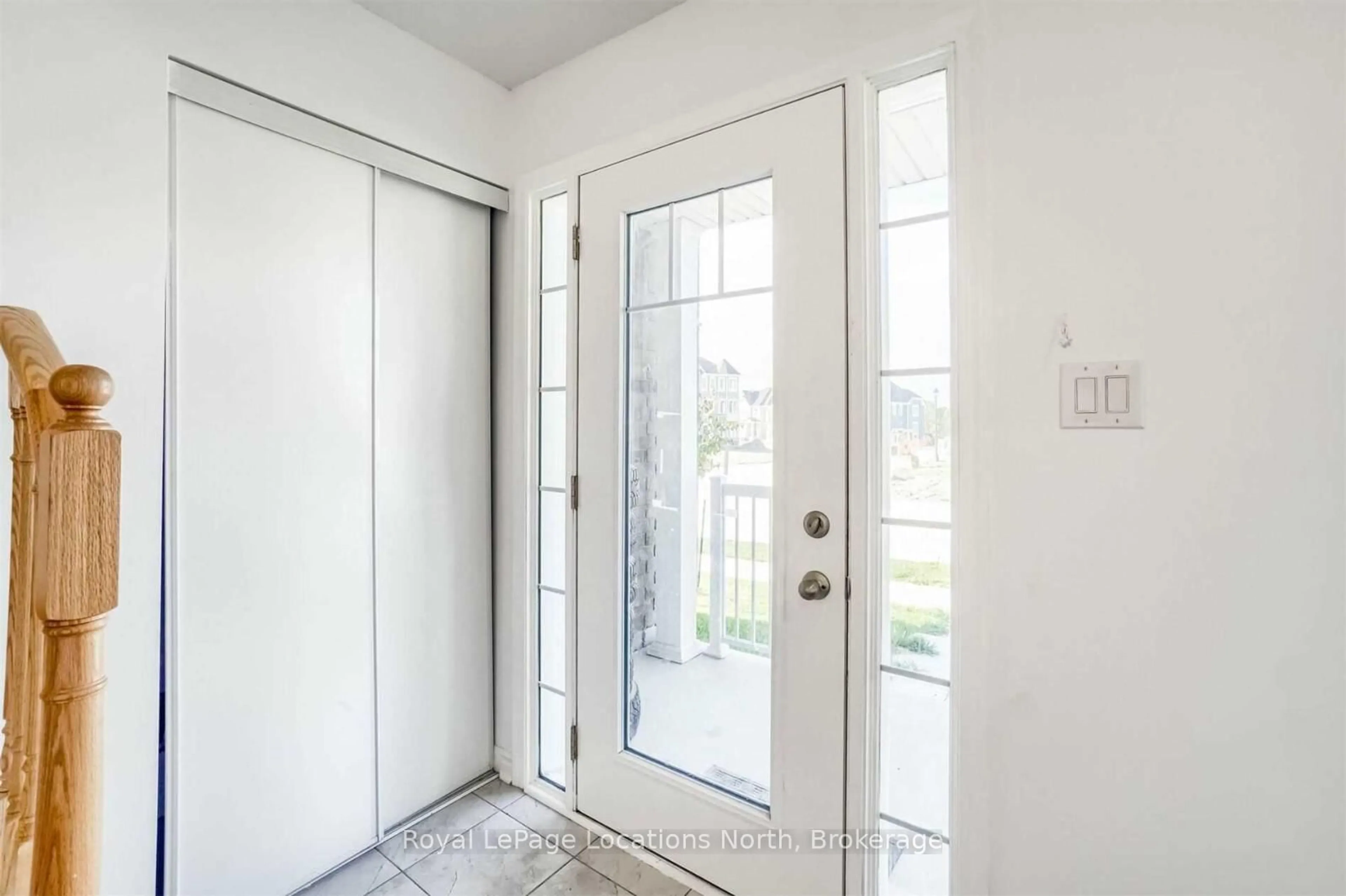 Indoor entryway for 152 Village Gate Dr, Wasaga Beach Ontario L9Z 0J7