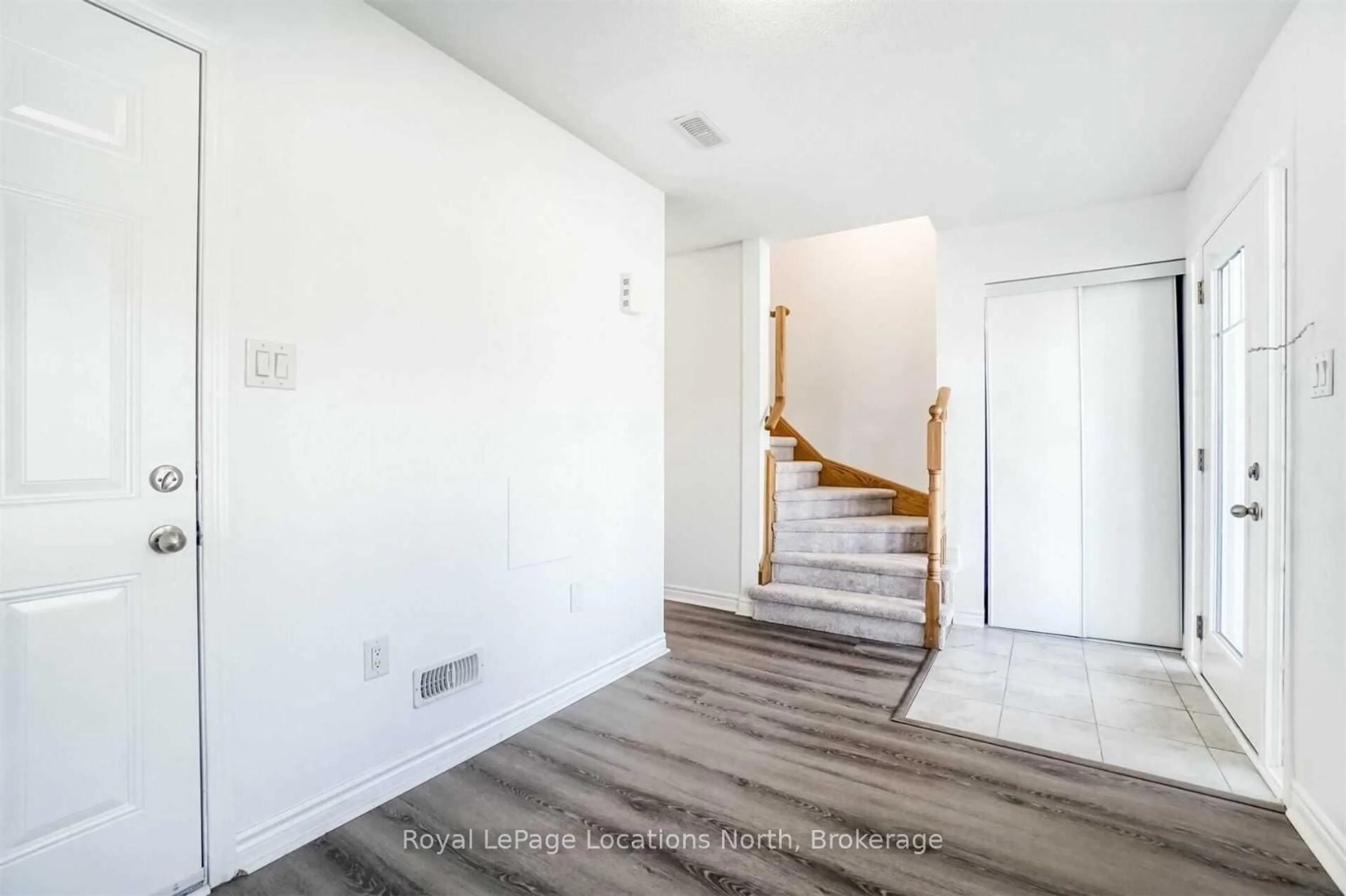 Indoor entryway for 152 Village Gate Dr, Wasaga Beach Ontario L9Z 0J7
