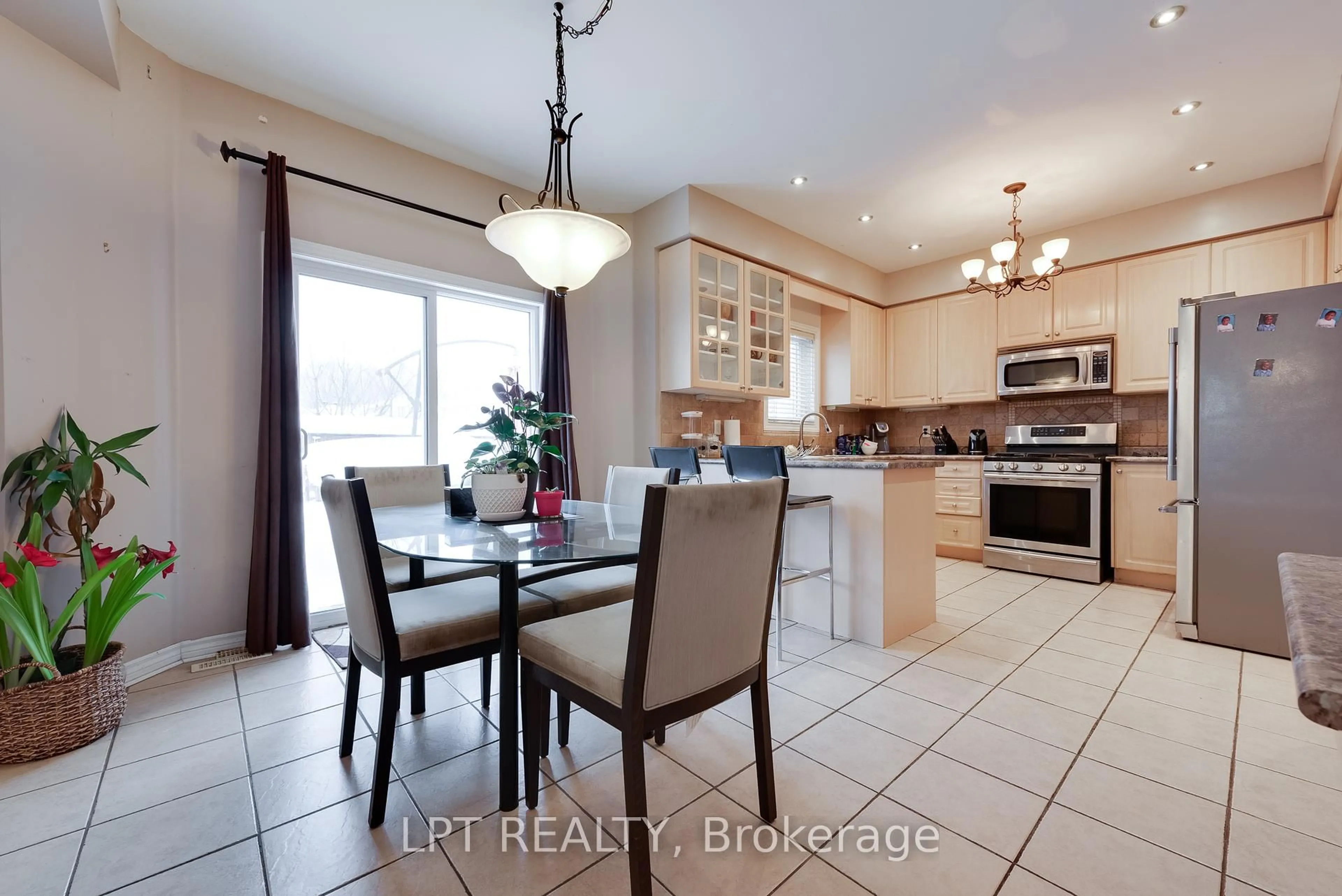 Open concept kitchen, ceramic/tile floor for 11 Springwood Crt, Barrie Ontario L4N 5V1