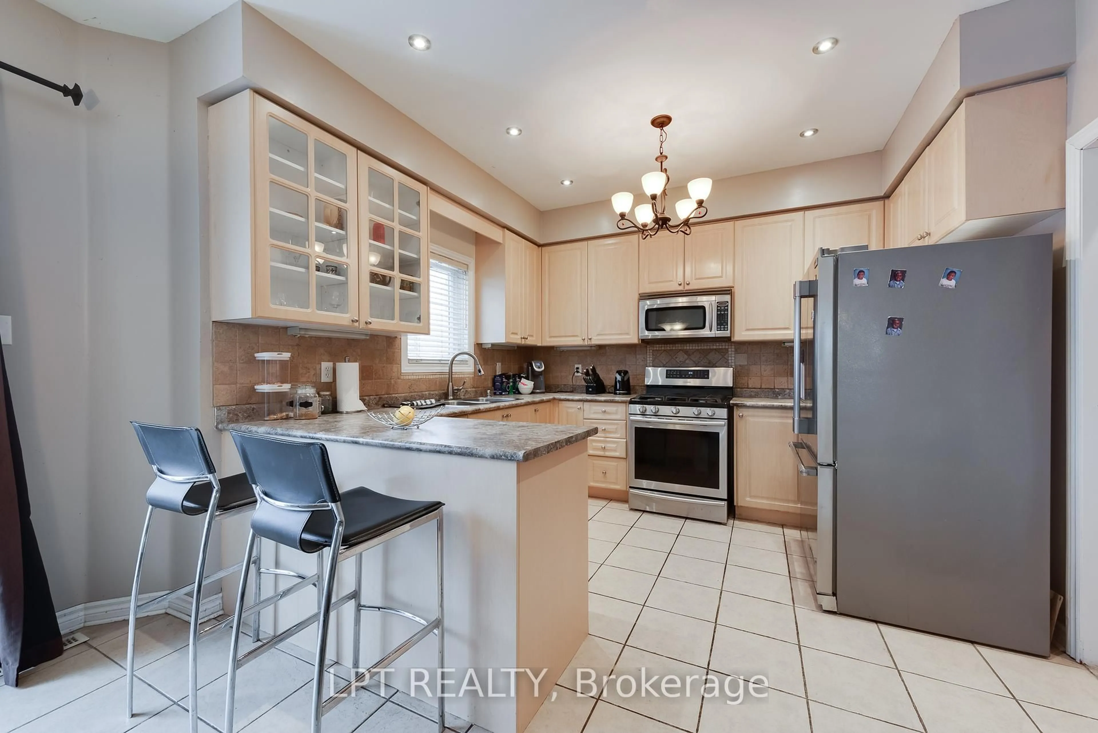 Open concept kitchen, ceramic/tile floor for 11 Springwood Crt, Barrie Ontario L4N 5V1