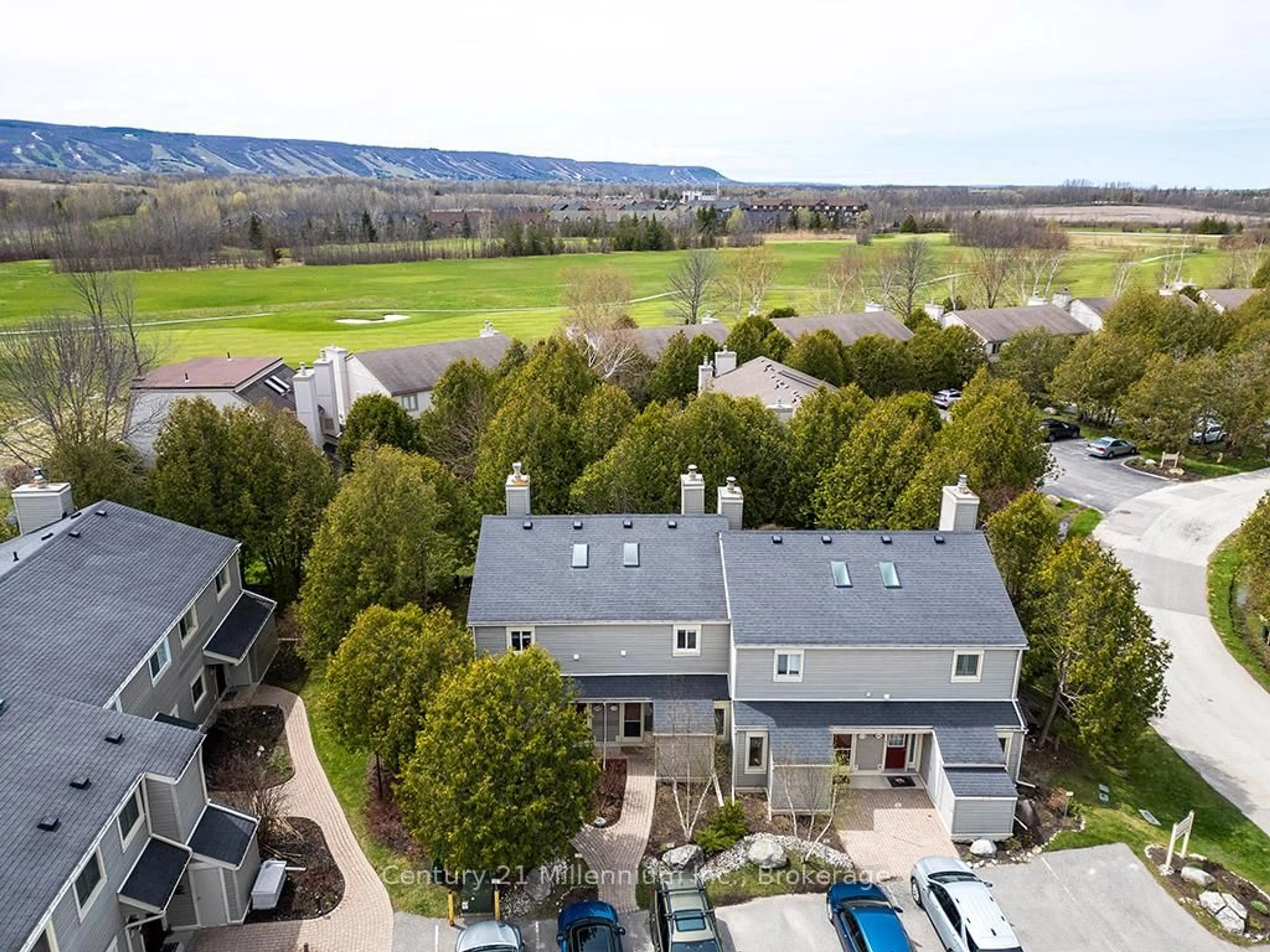 A pic from outside/outdoor area/front of a property/back of a property/a pic from drone, mountain view for 479 Oxbow Cres, Collingwood Ontario L9Y 5B4