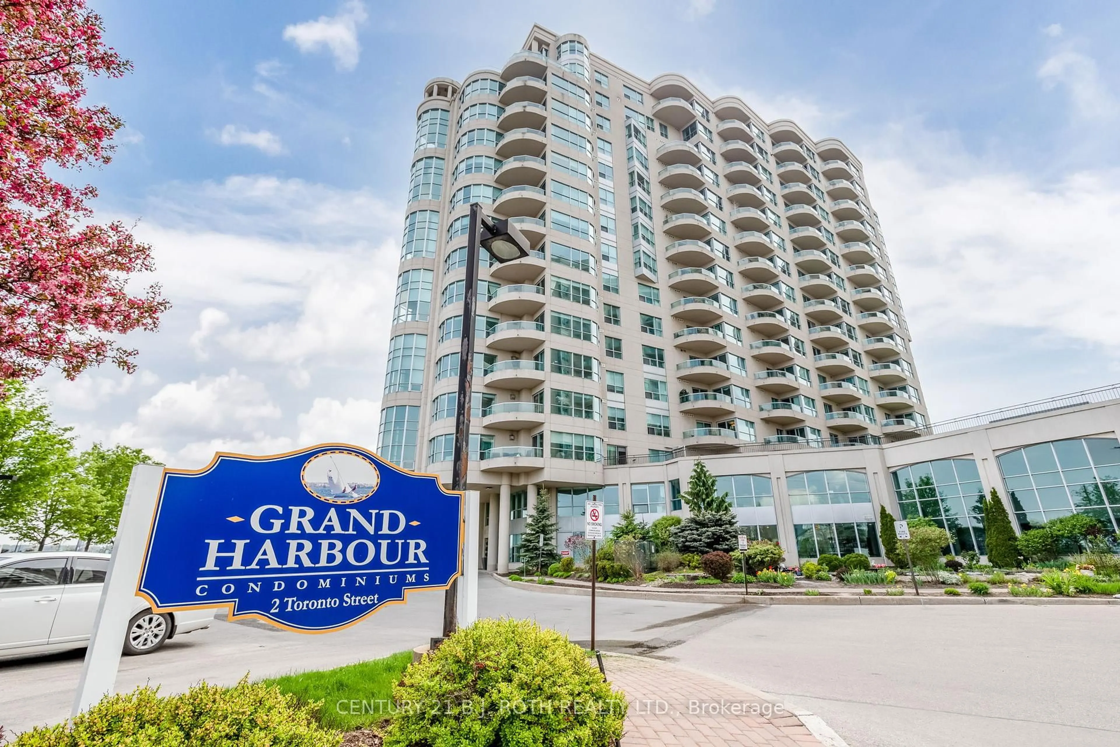 Indoor foyer for 2 Toronto St #PH1 1, Barrie Ontario L4N 9R2