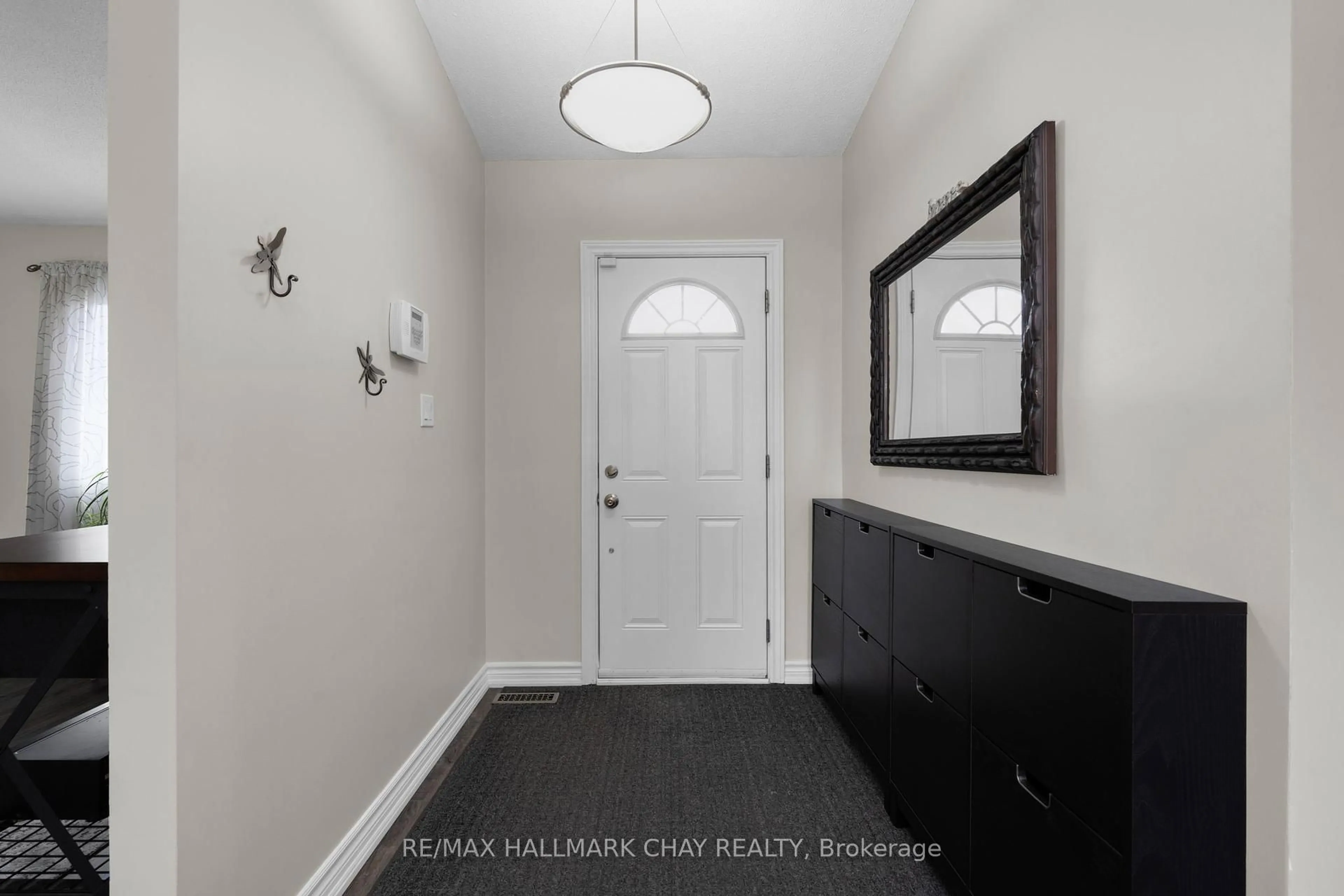 Indoor entryway for 53 HEATHER St, Barrie Ontario L4N 4M9