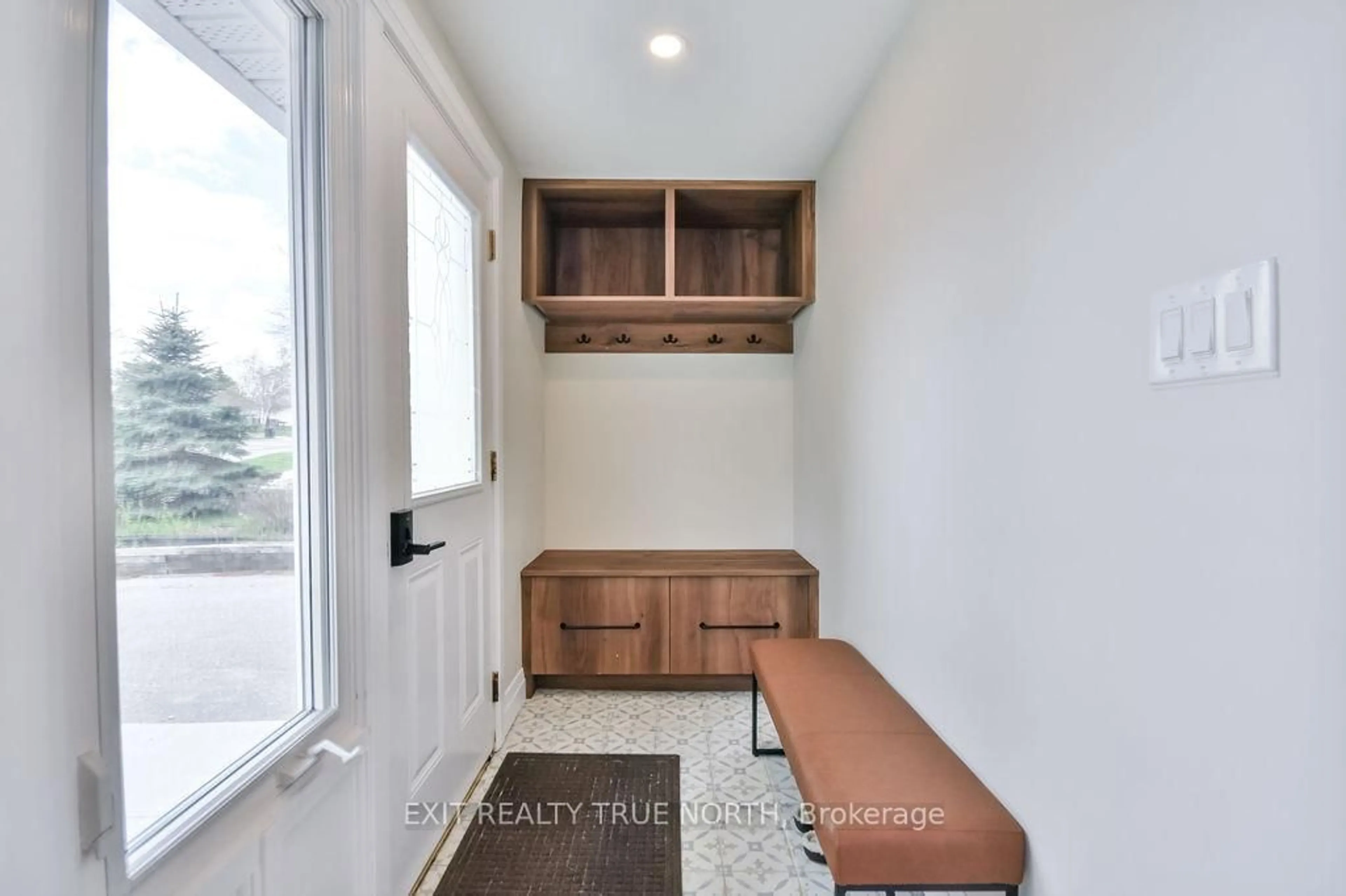 Indoor entryway for 245 Letitia St, Barrie Ontario L4N 4Y7
