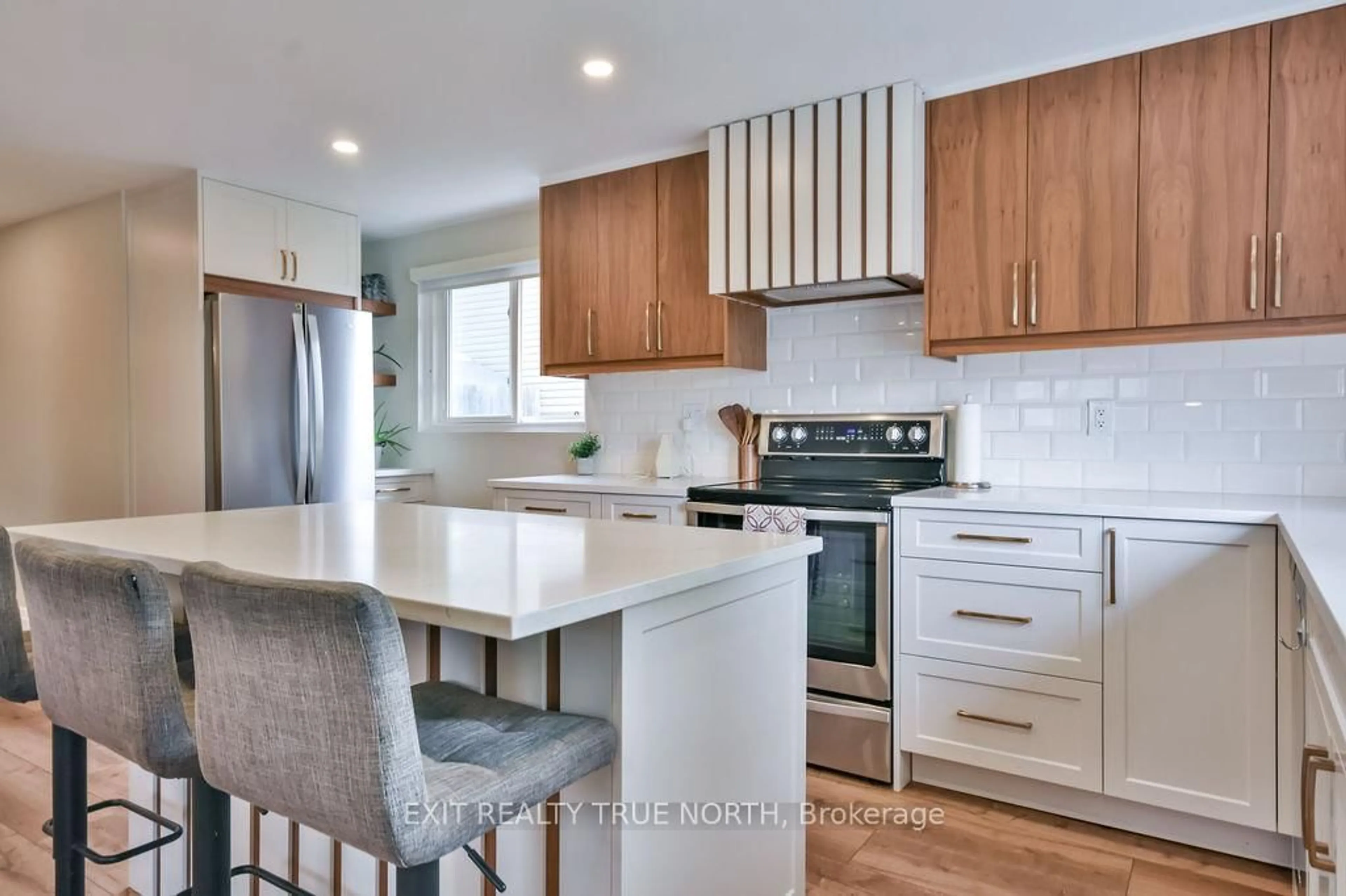 Open concept kitchen, unknown for 245 Letitia St, Barrie Ontario L4N 4Y7