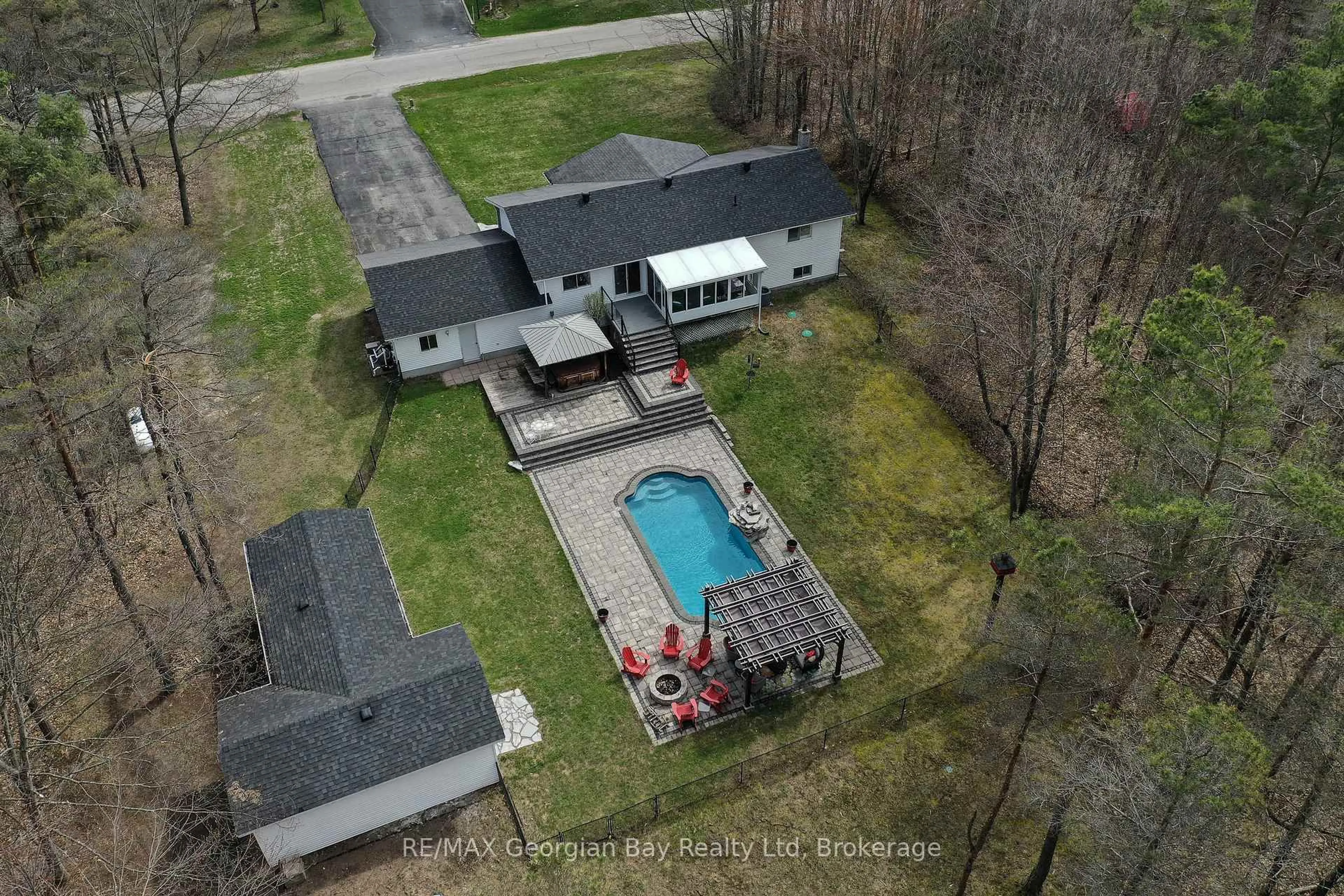 A pic from outside/outdoor area/front of a property/back of a property/a pic from drone, unknown for 17 Whippoorwill Dr, Tiny Ontario L0L 2J0