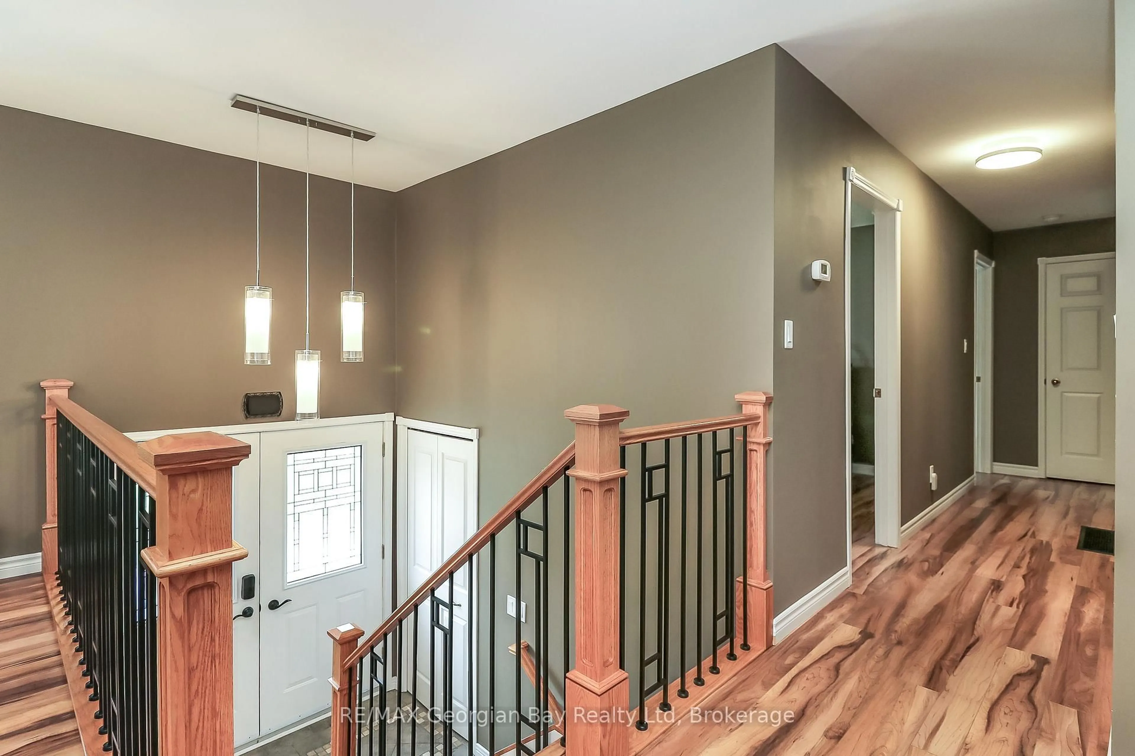 Indoor entryway for 17 Whippoorwill Dr, Tiny Ontario L0L 2J0