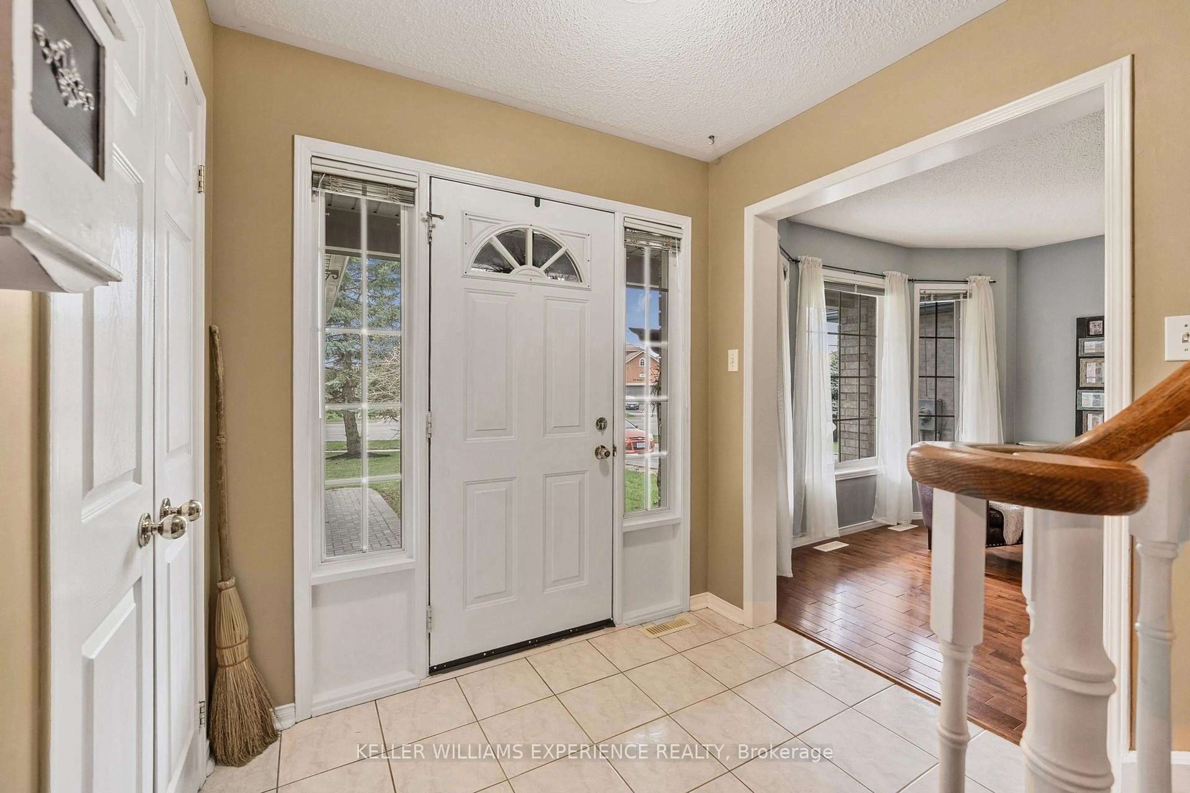 Indoor entryway for 481 Ferndale Dr, Barrie Ontario L4N 7X7