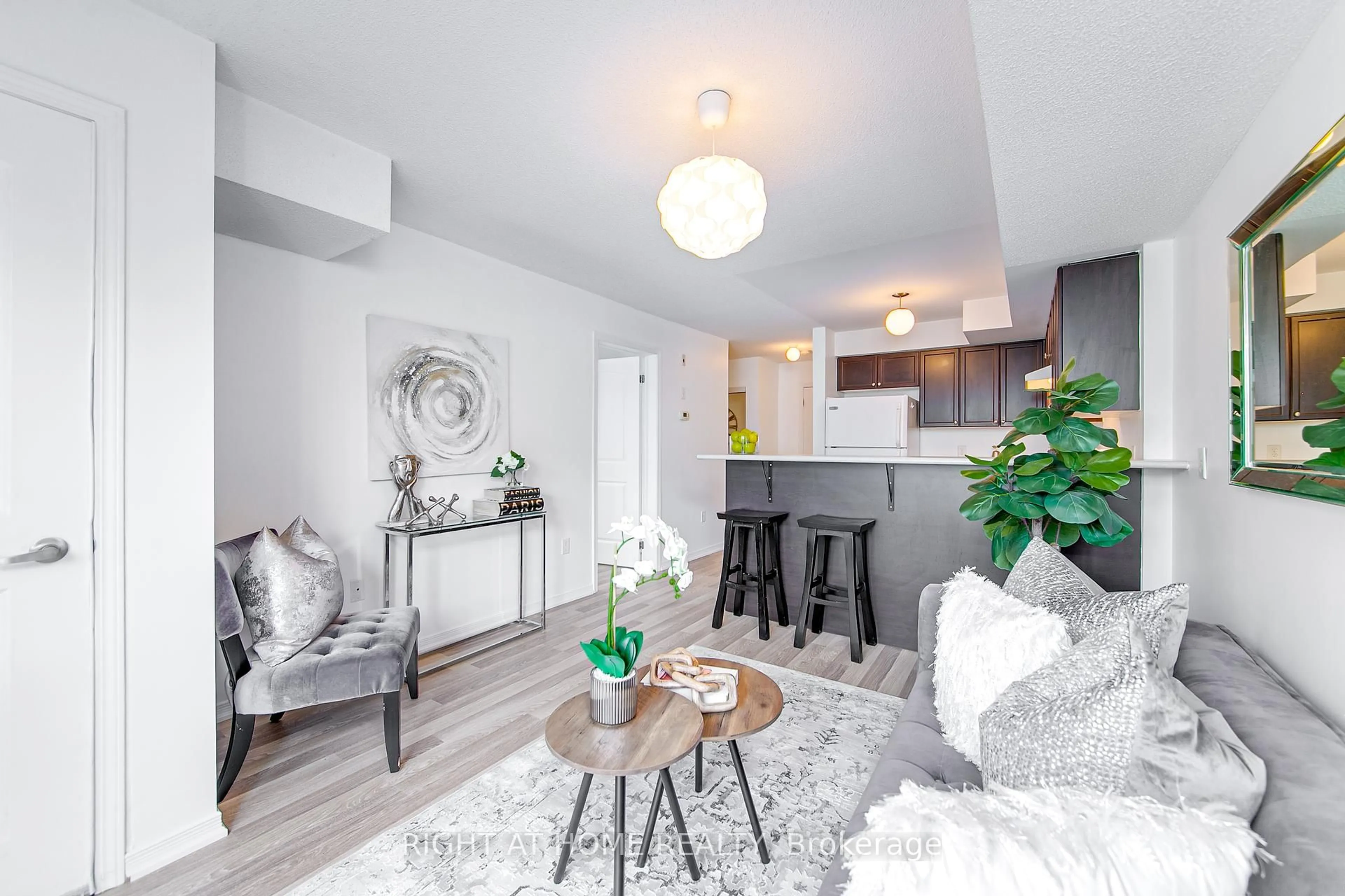 Living room with furniture, wood/laminate floor for 17 Cheltenham Rd #5, Barrie Ontario L4M 0E7