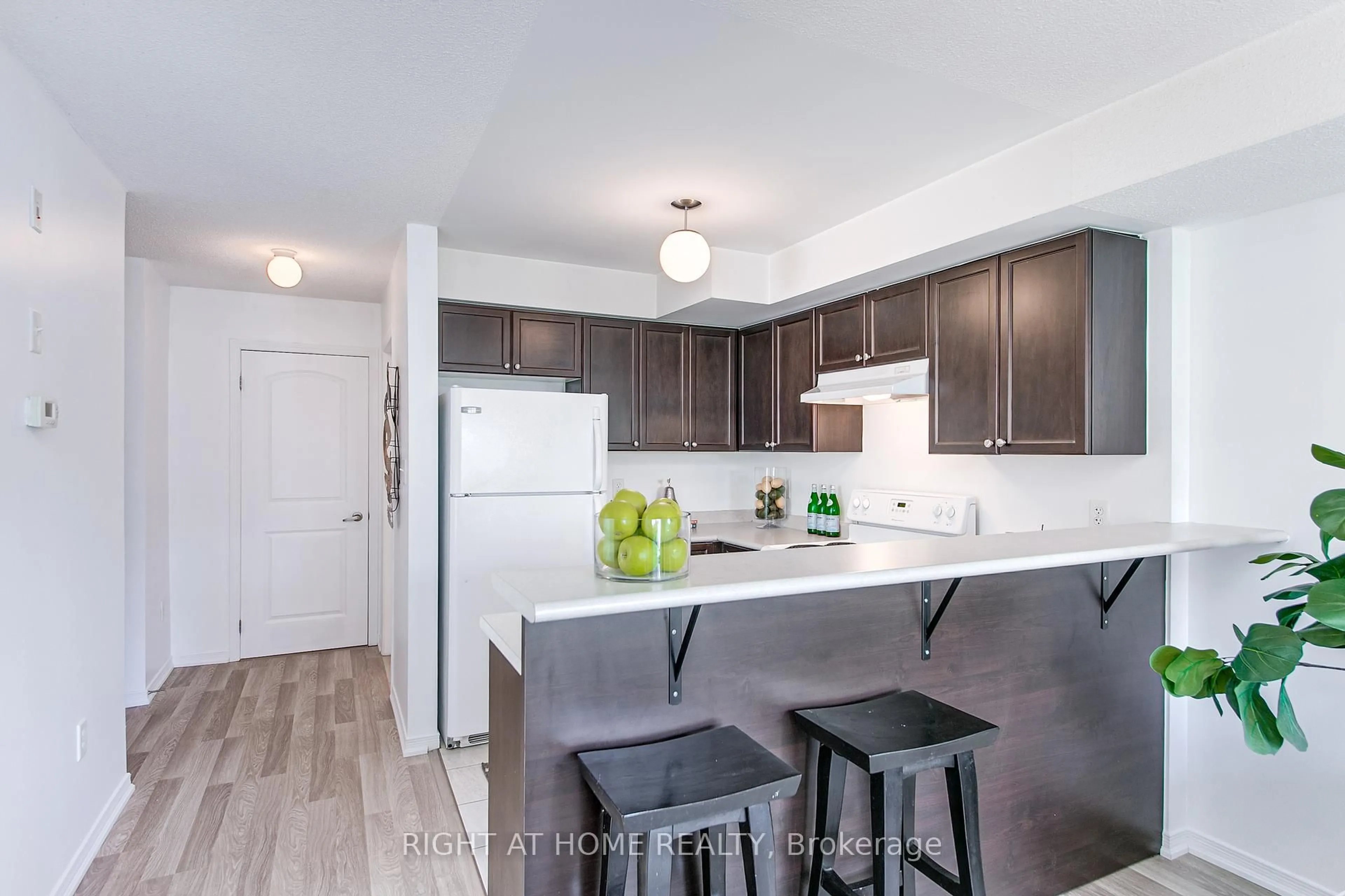 Open concept kitchen, unknown for 17 Cheltenham Rd #5, Barrie Ontario L4M 0E7