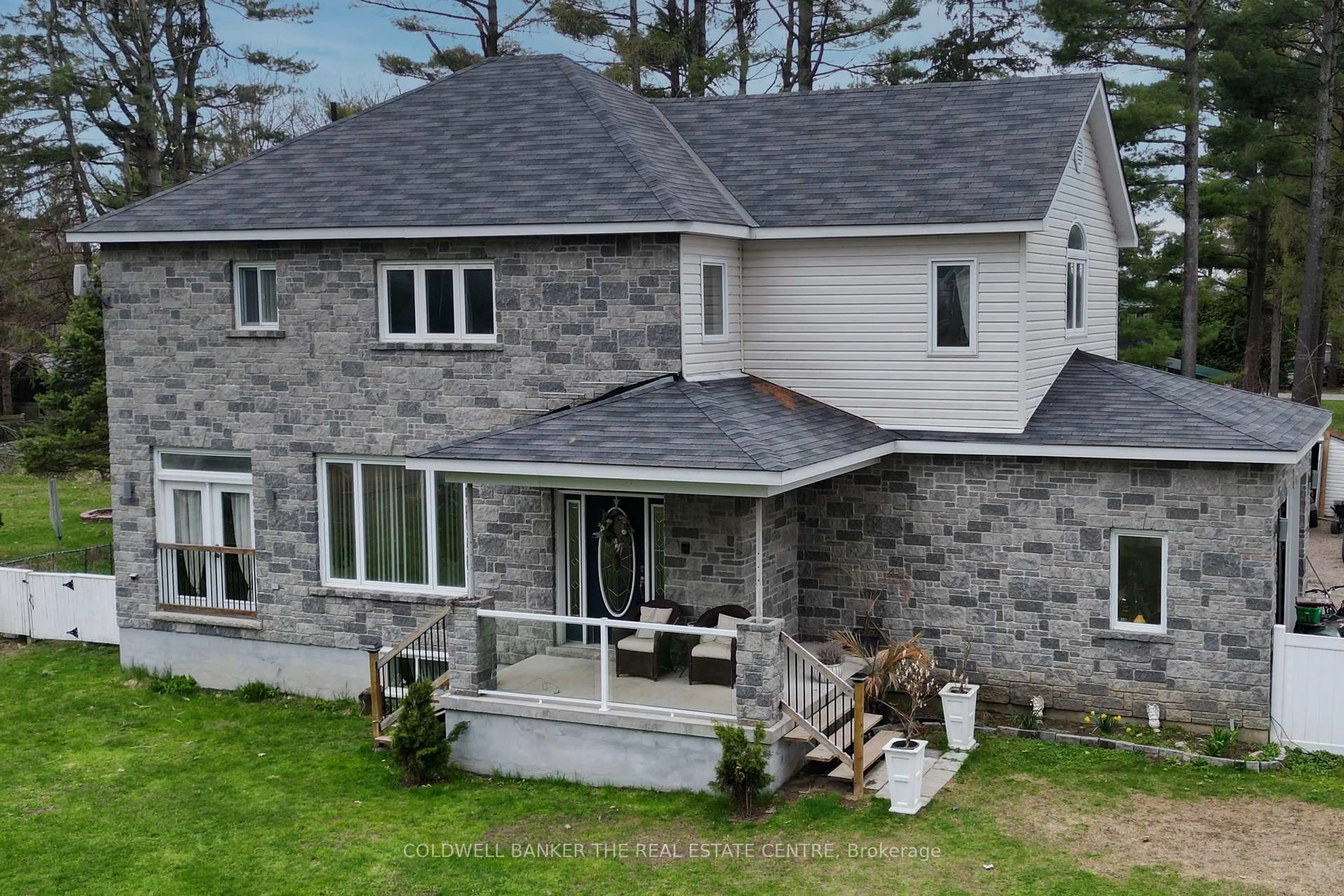 A pic from outside/outdoor area/front of a property/back of a property/a pic from drone, unknown for 3276 Turnbull Dr, Severn Ontario L3V 0Y4
