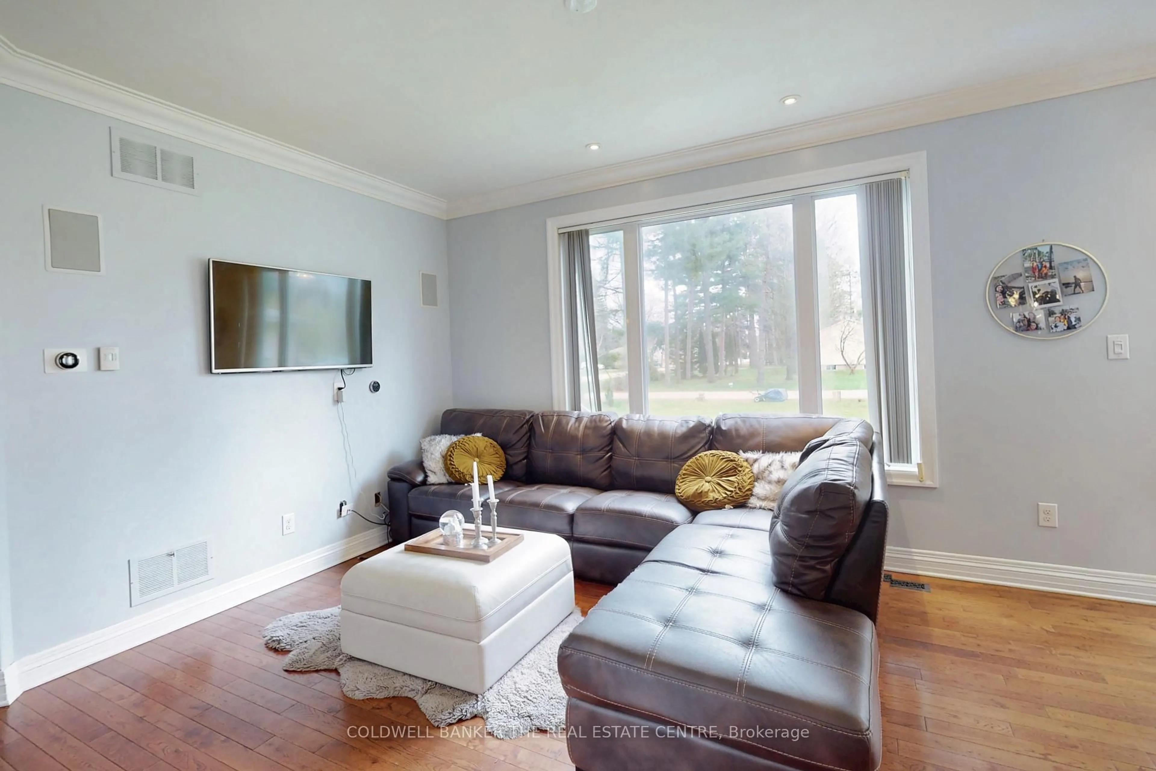 Living room with furniture, wood/laminate floor for 3276 Turnbull Dr, Severn Ontario L3V 0Y4