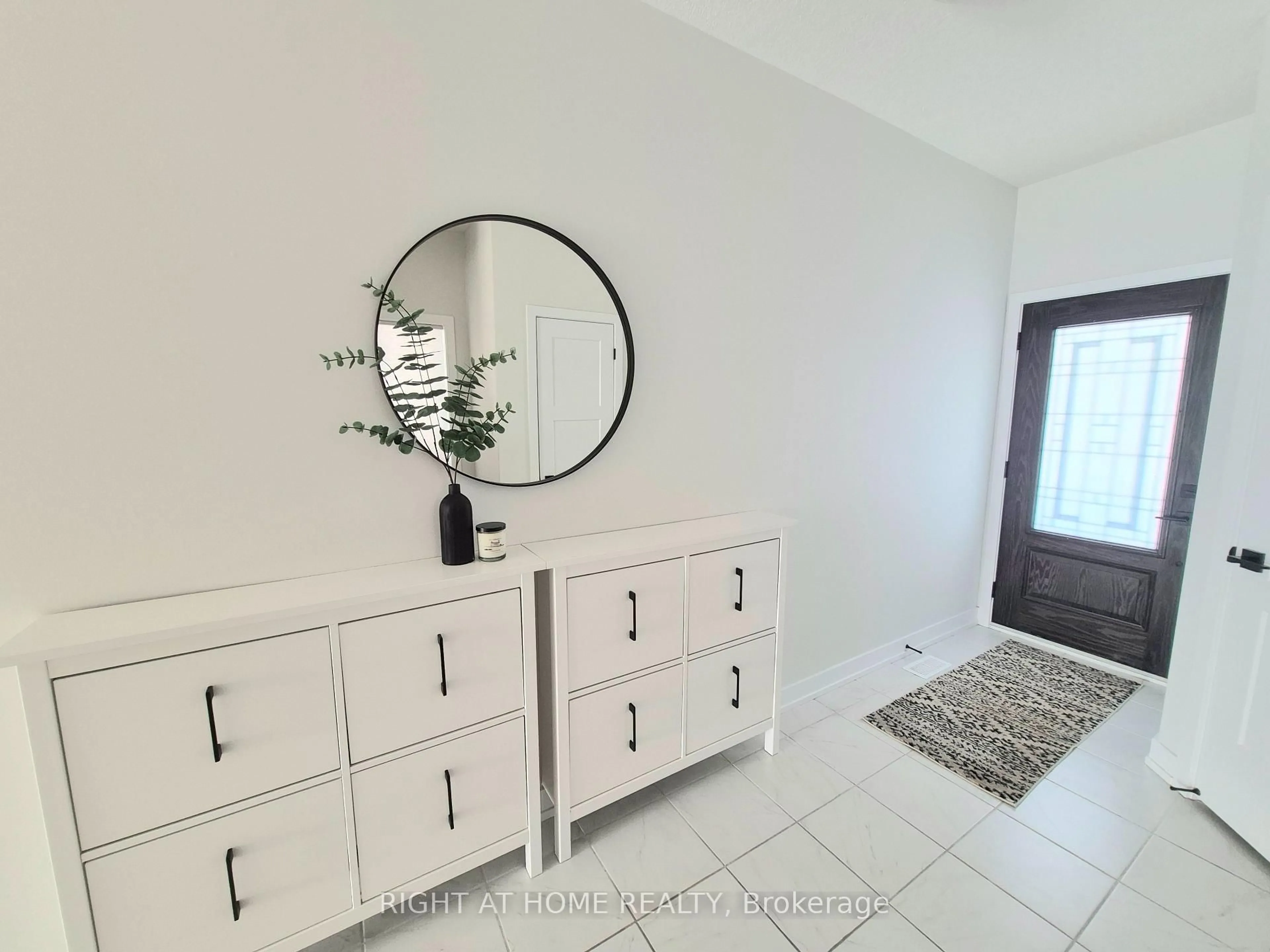 Indoor entryway for 89 Archer Ave, Collingwood Ontario L9Y 3B7