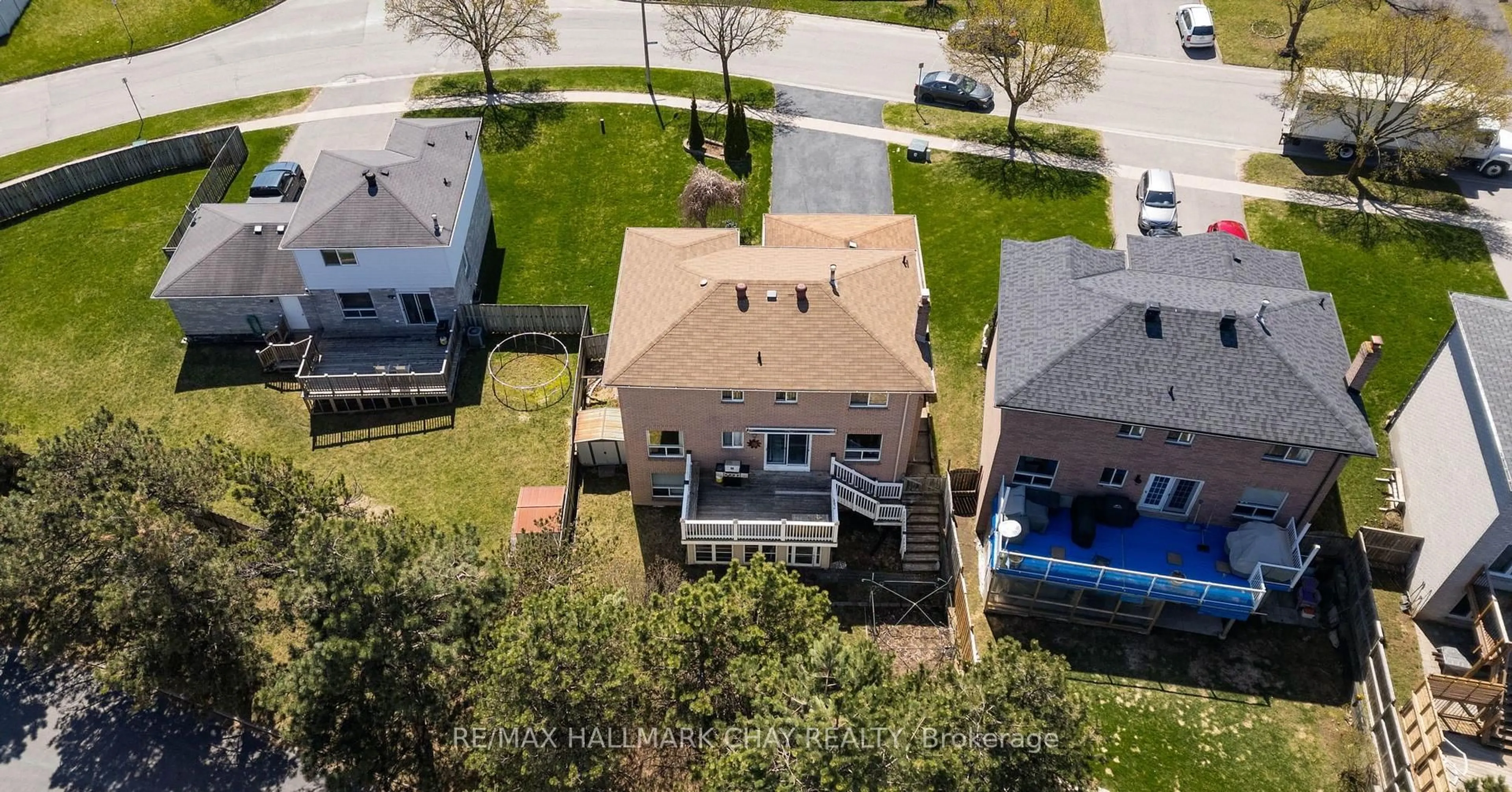 A pic from outside/outdoor area/front of a property/back of a property/a pic from drone, street for 4 Trillium Cres, Barrie Ontario L4N 5P5