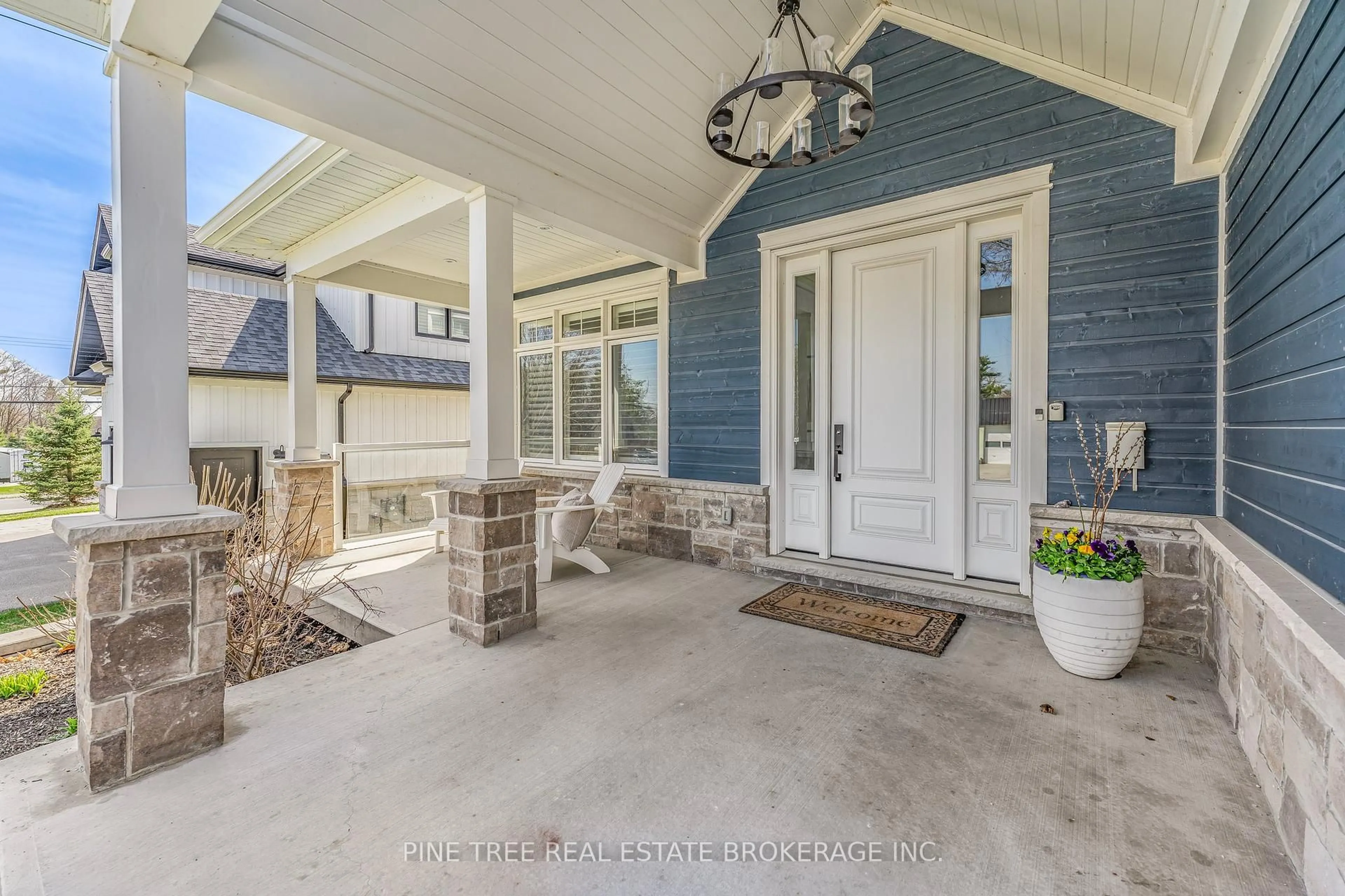 Indoor entryway for 6 Colborne St, Oro-Medonte Ontario L0L 2E0