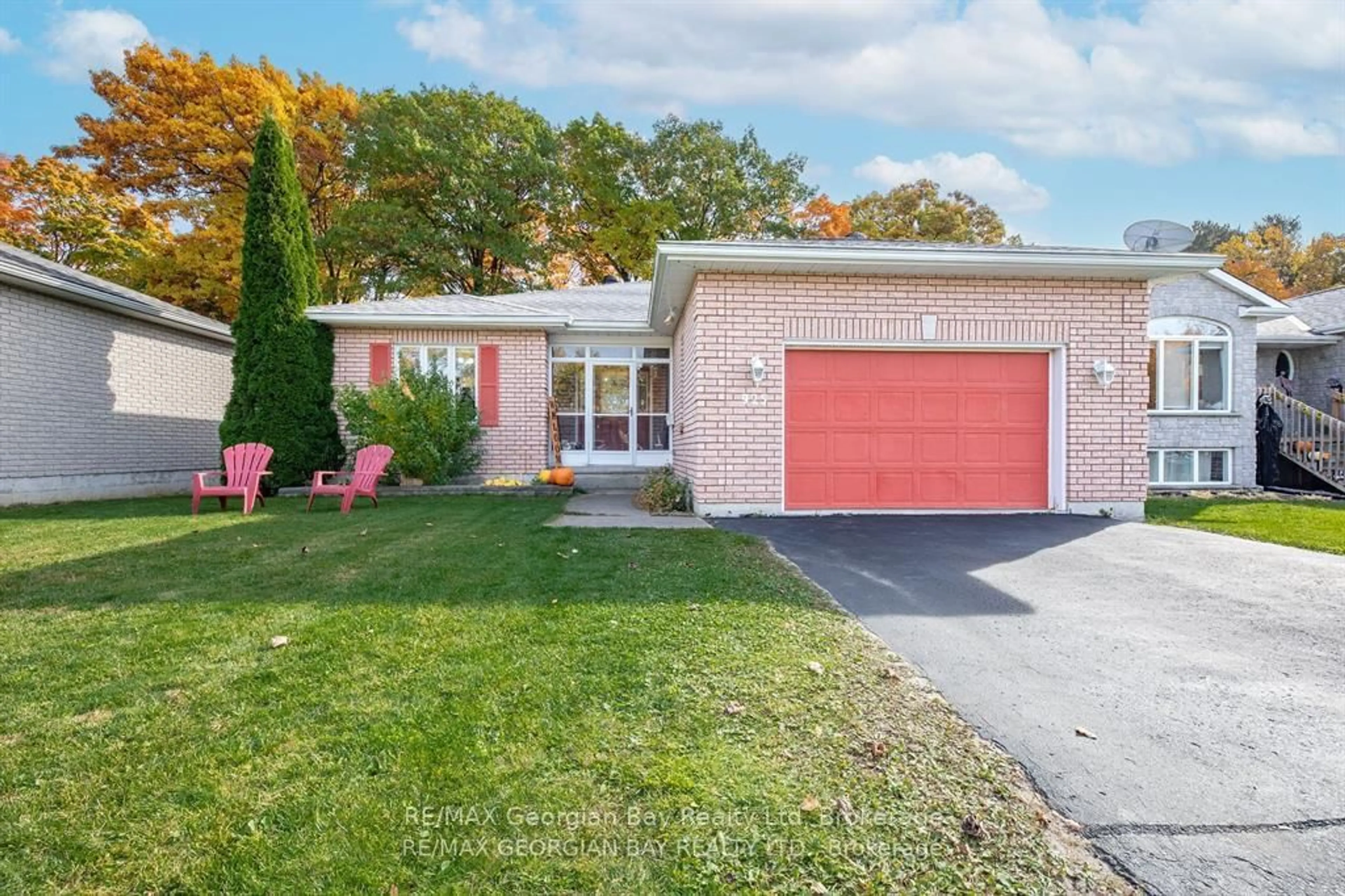Home with brick exterior material, street for 925 Dominion Ave, Midland Ontario L4R 4W2
