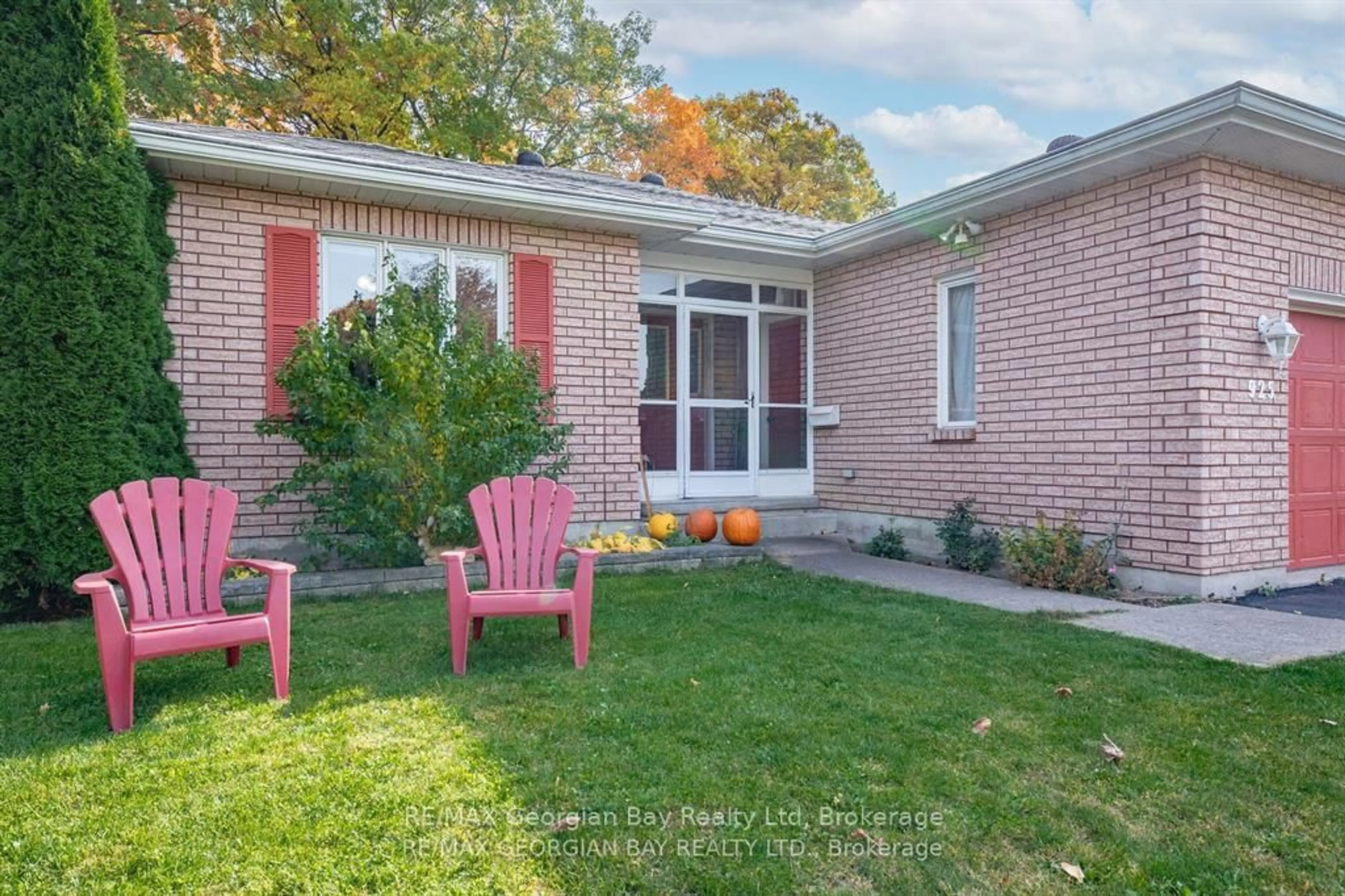 Home with brick exterior material, street for 925 Dominion Ave, Midland Ontario L4R 4W2