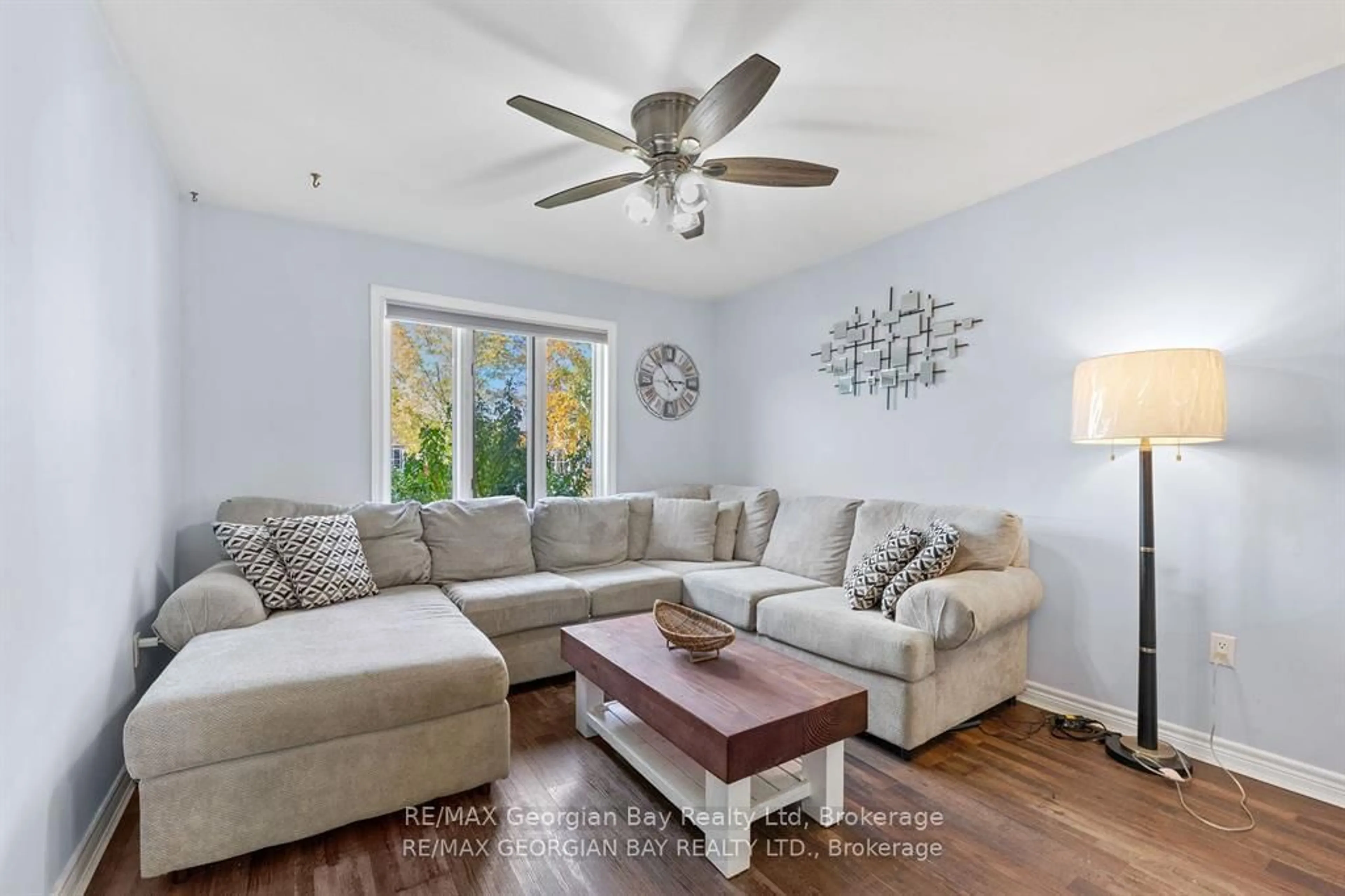Living room with furniture, unknown for 925 Dominion Ave, Midland Ontario L4R 4W2