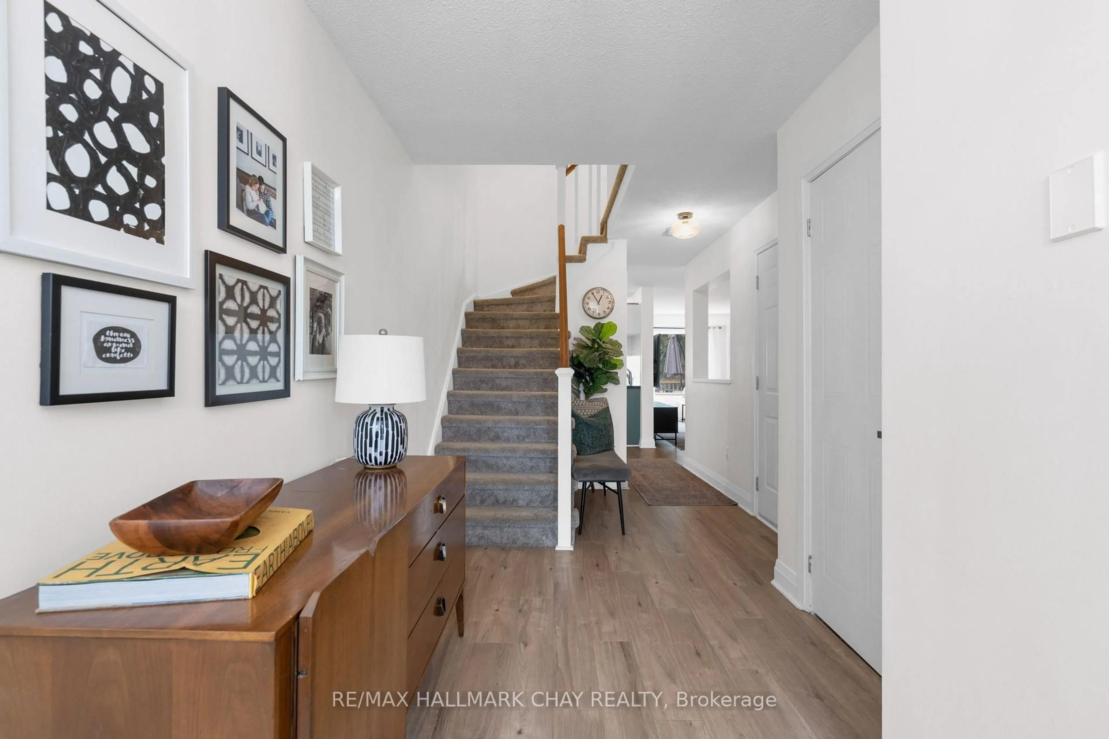 Indoor entryway for 57 CUNNINGHAM Dr, Barrie Ontario L4N 8L4