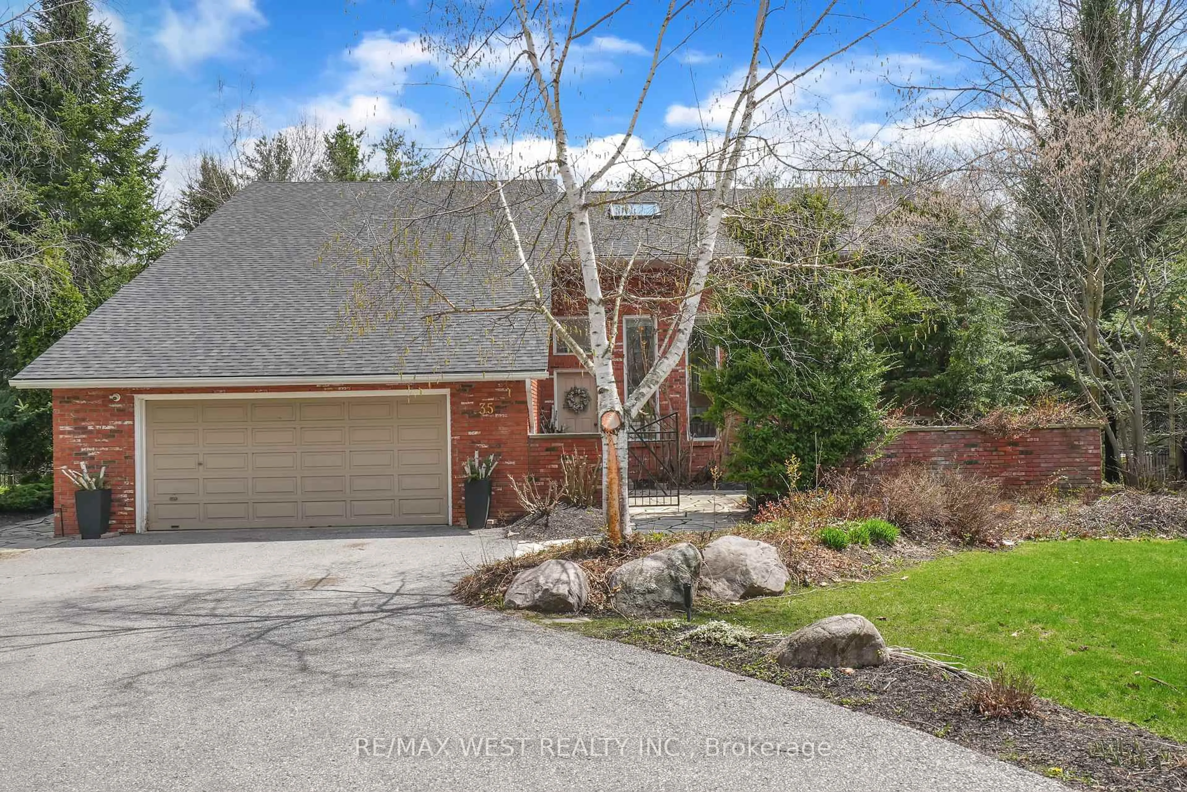A pic from outside/outdoor area/front of a property/back of a property/a pic from drone, street for 35 Jodies Lane, Springwater Ontario L0L 1X1