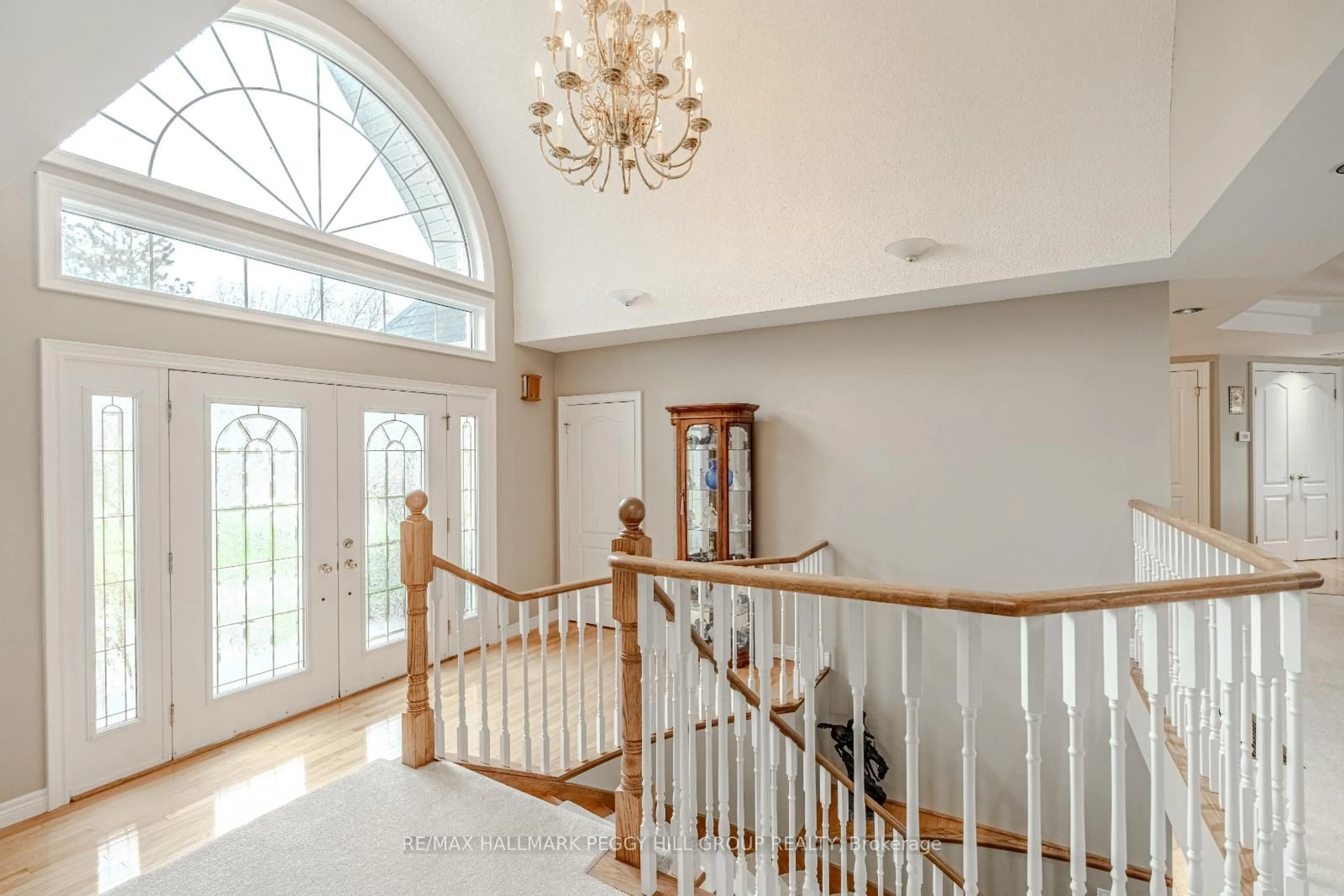 Indoor foyer for 1331 Flos Road 3 N/A, Springwater Ontario L0L 2K0