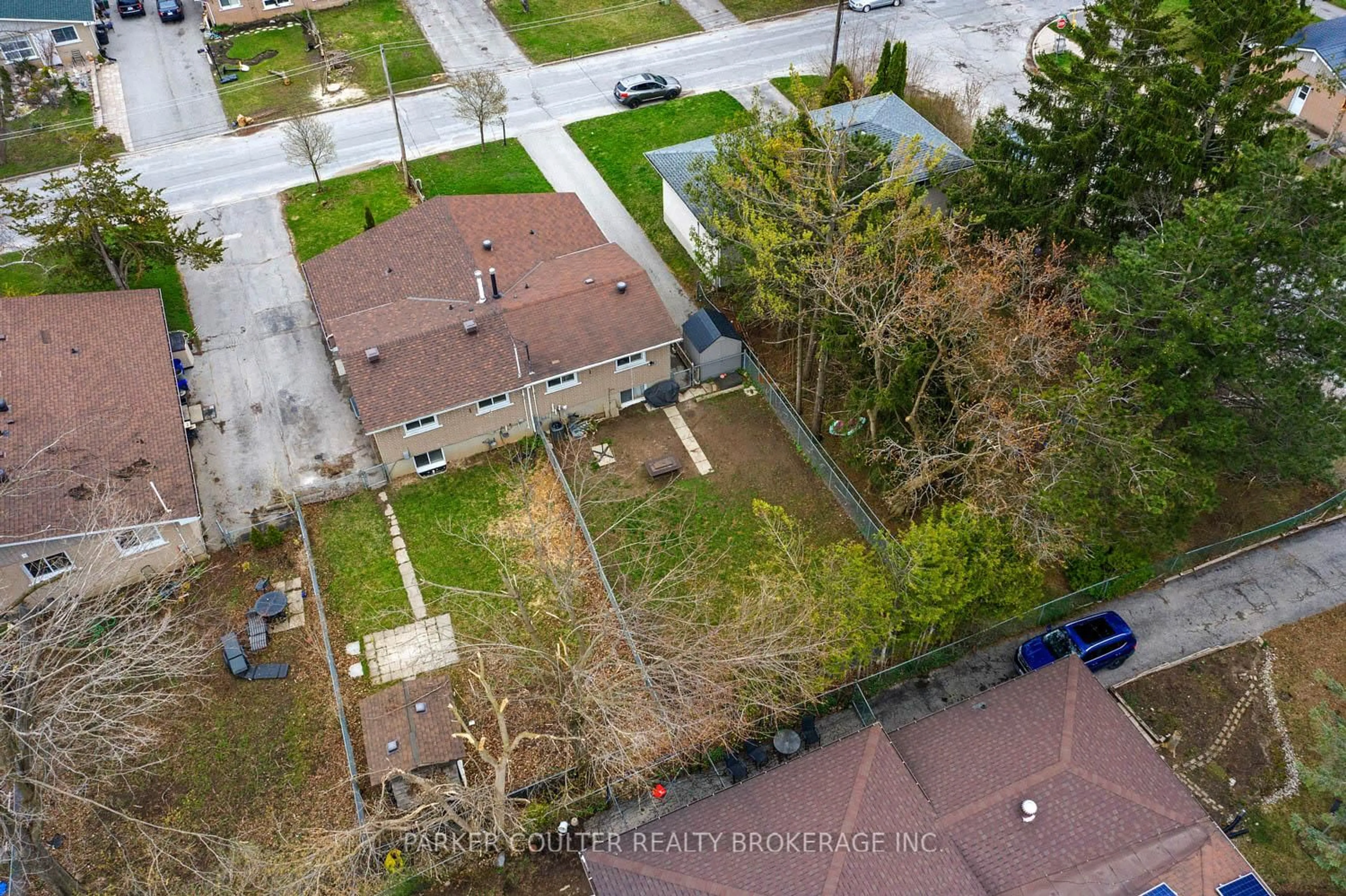 A pic from outside/outdoor area/front of a property/back of a property/a pic from drone, street for 24 Heath St, Barrie Ontario L4M 3J9