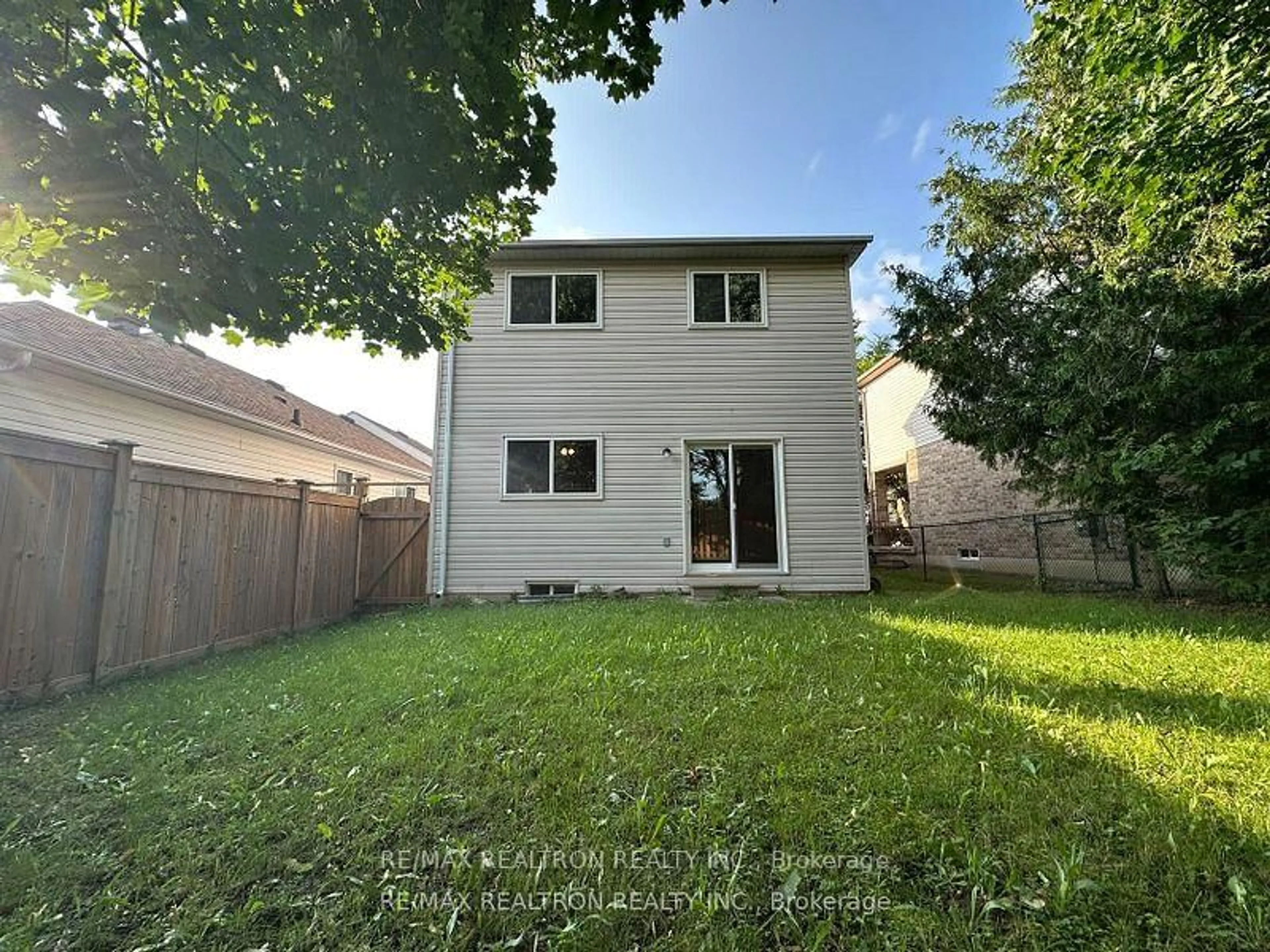 A pic from outside/outdoor area/front of a property/back of a property/a pic from drone, street for 39 Copeman Cres, Barrie Ontario L4N 8B5