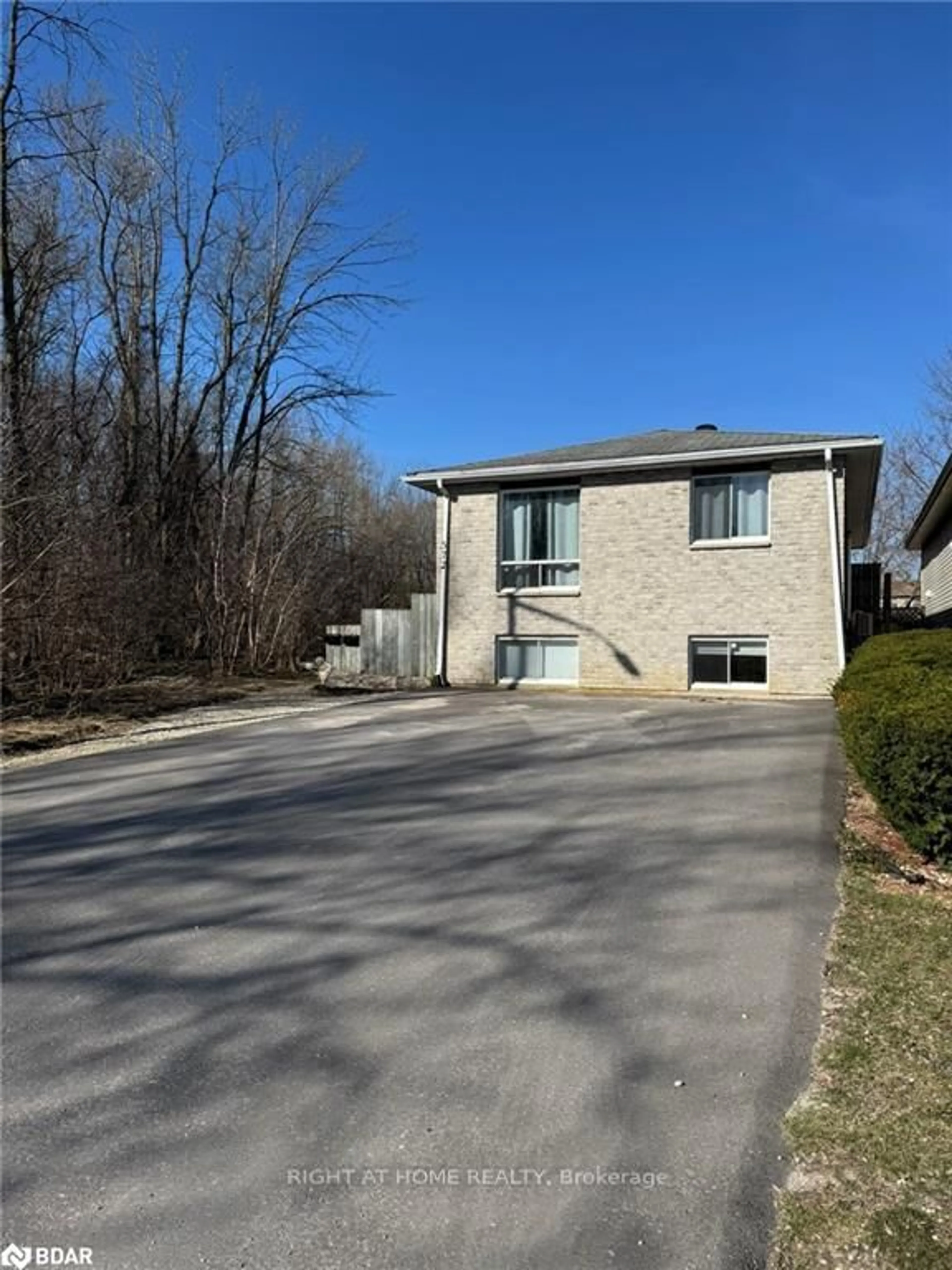A pic from outside/outdoor area/front of a property/back of a property/a pic from drone, street for 572 Spruce St, Collingwood Ontario L9Y 4R2