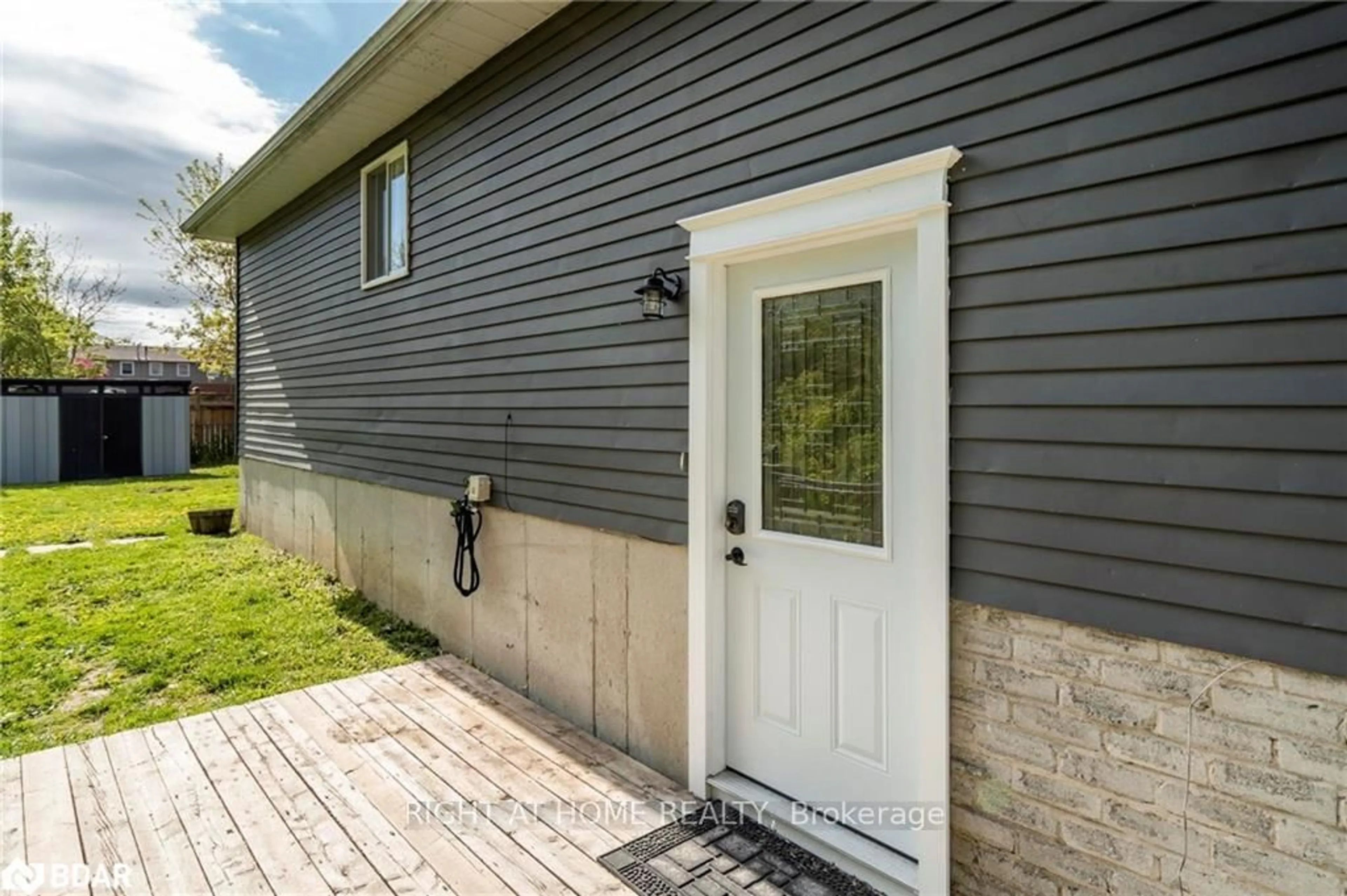 Home with vinyl exterior material, street for 572 Spruce St, Collingwood Ontario L9Y 4R2