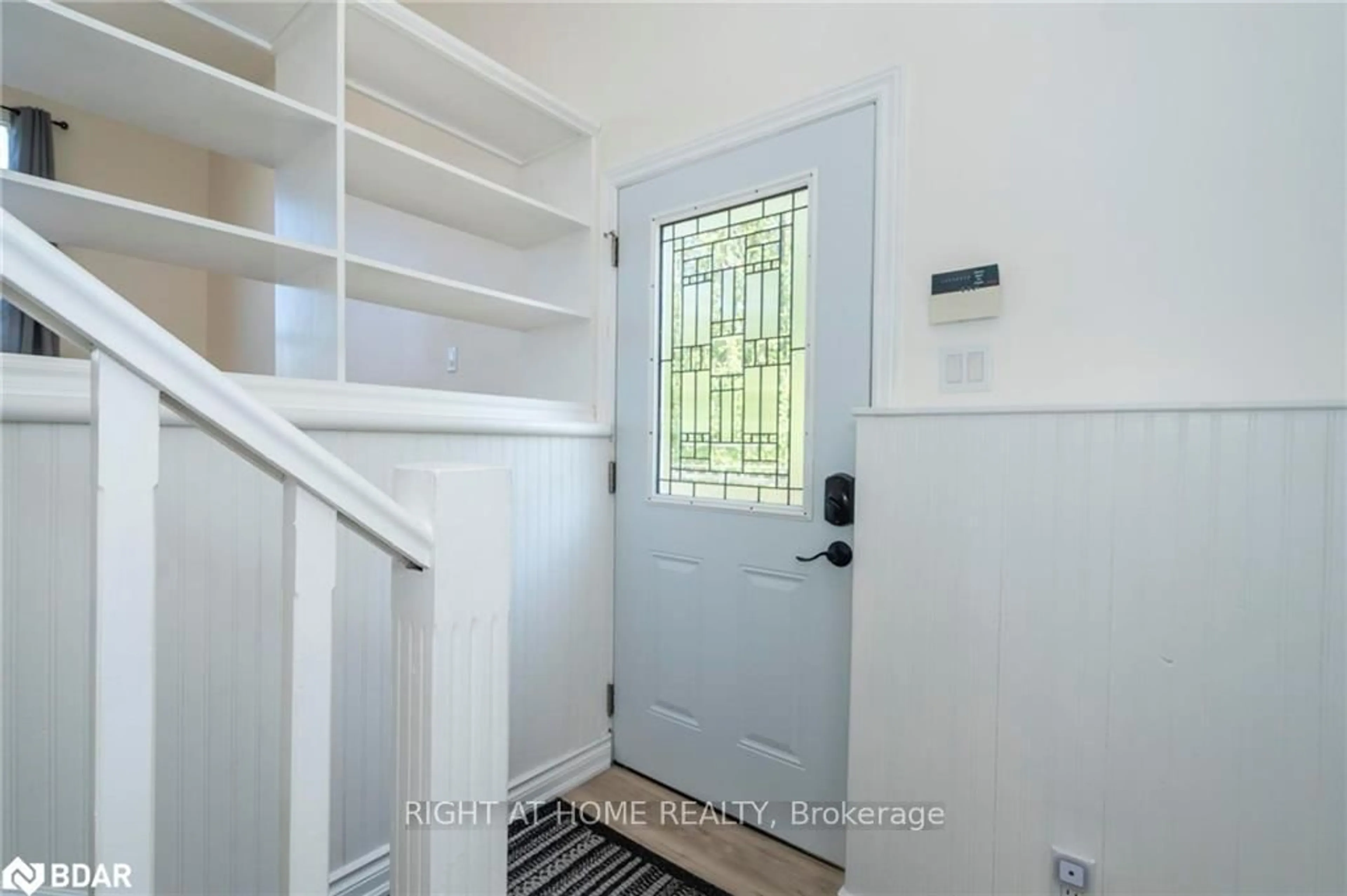 Indoor entryway for 572 Spruce St, Collingwood Ontario L9Y 4R2