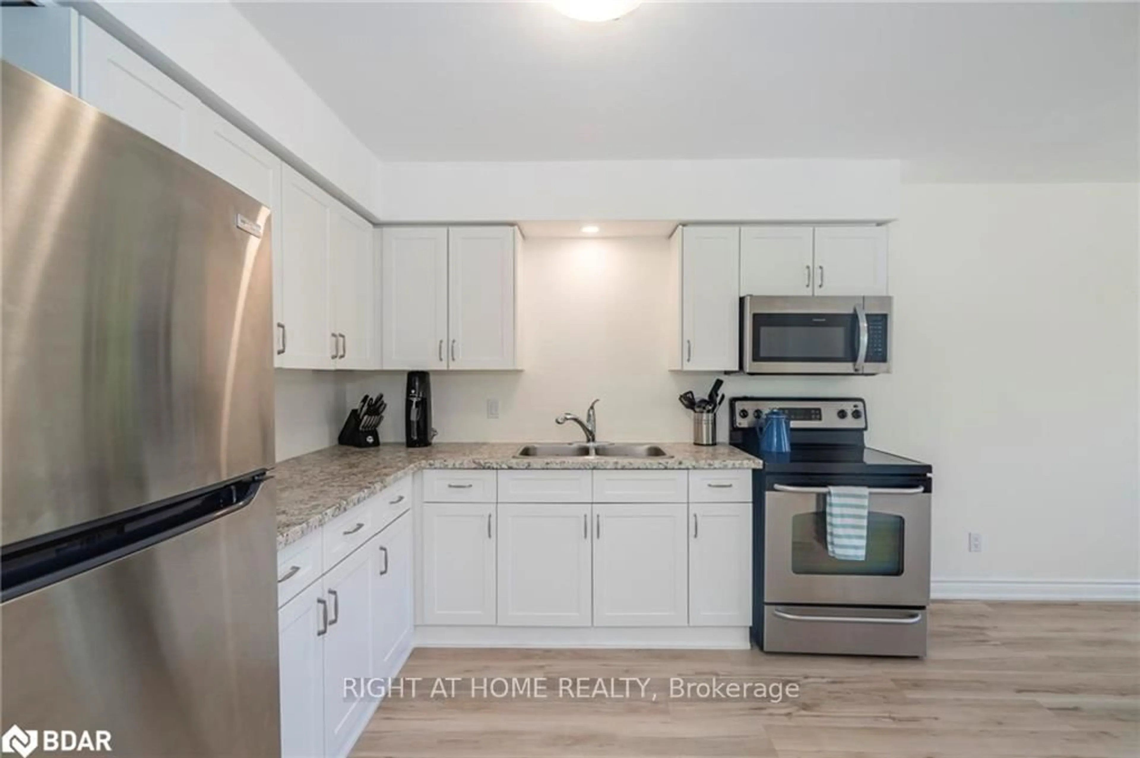 Standard kitchen, unknown for 572 Spruce St, Collingwood Ontario L9Y 4R2