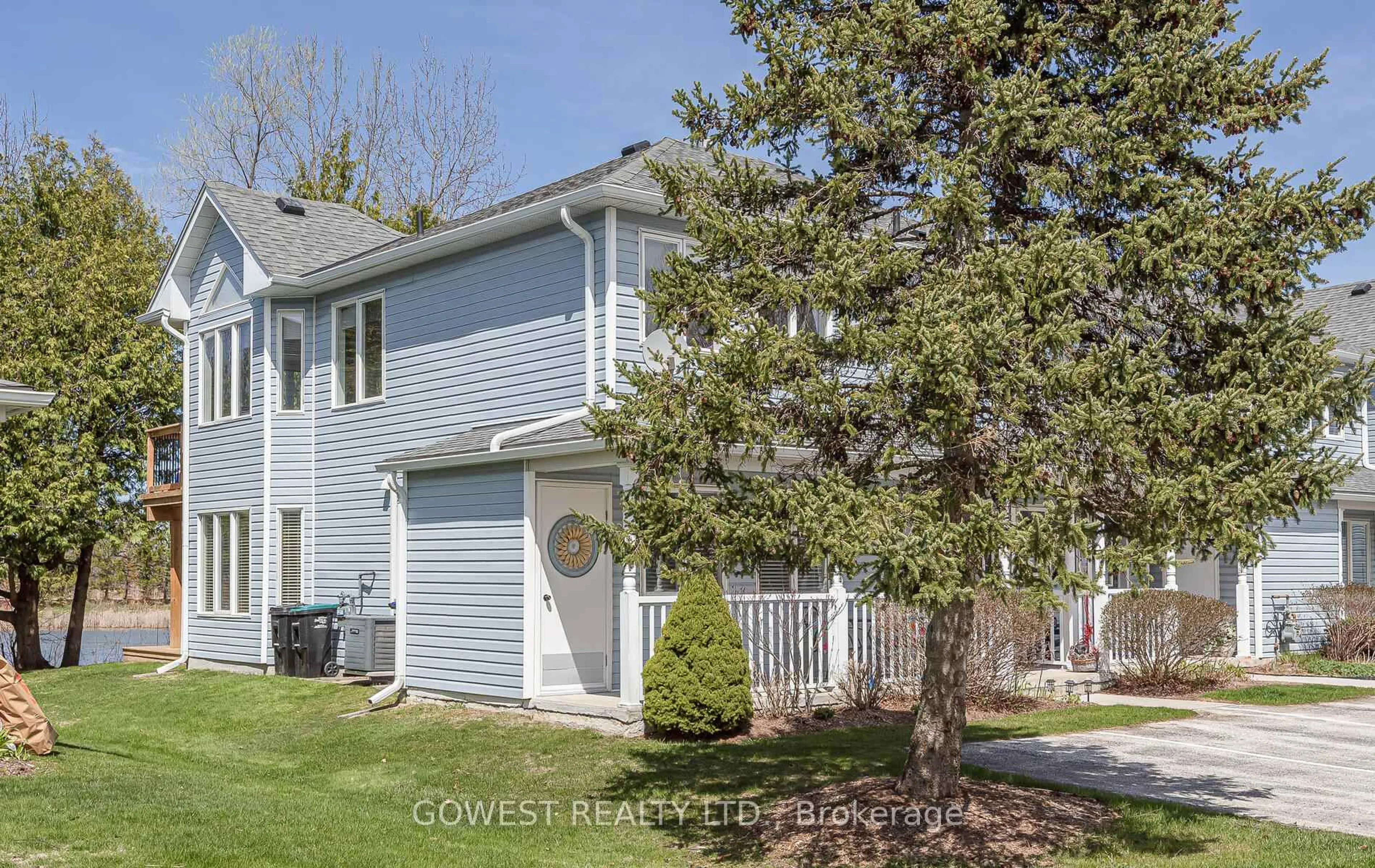 Home with vinyl exterior material, street for 32 Valleymede Crt, Collingwood Ontario L9Y 5E4